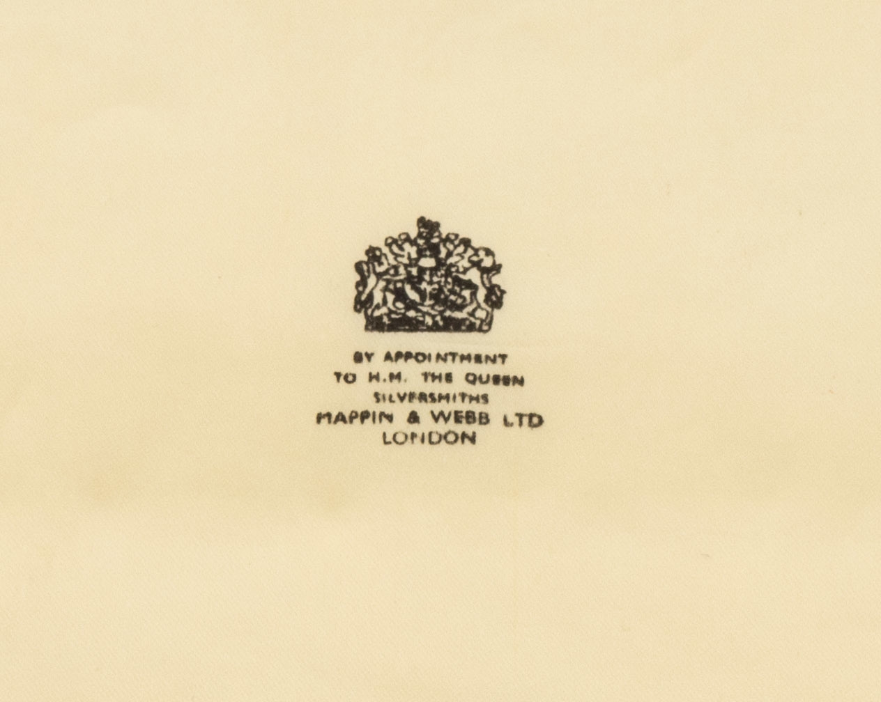 Detail a: 12 Zierlöffel, England, Mappin & Webb, Birmingham 1965, 925er Silber vergoldet, Stiele und Laffenrückseite guill. und trans- luzid in versch. ...