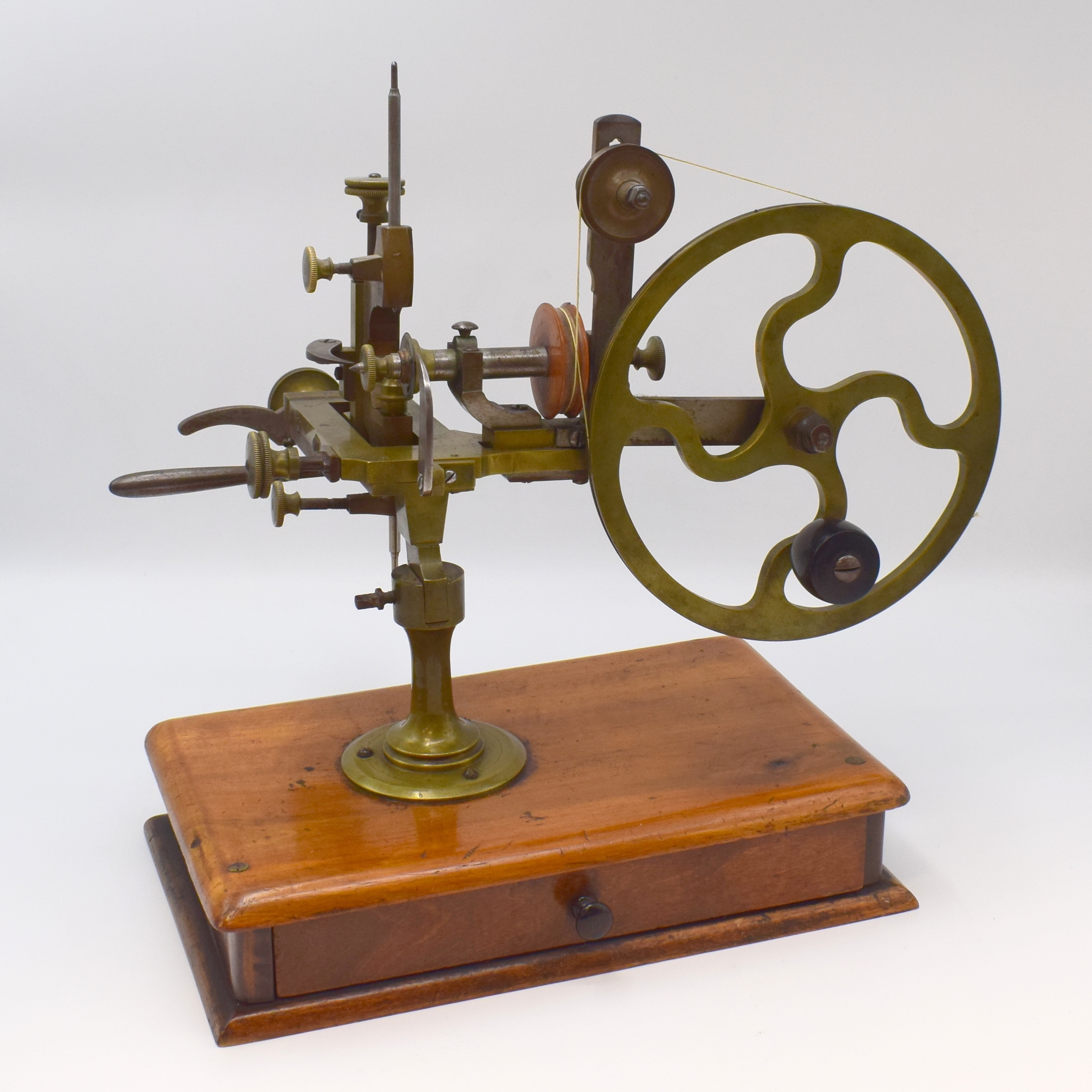 WÄLZMASCHINE für Uhrmacher mit Zubehör, um 1890, dekorative Messing-Maschine auf orig. Nußbaum-Fuß mit Schublade, darin reichhaltiges Zubehör ...