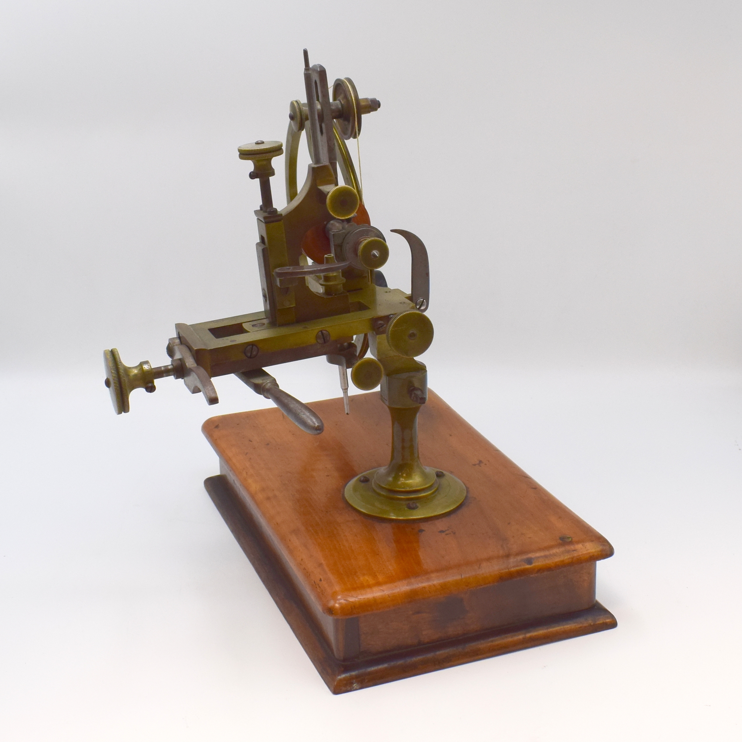 Detail a: WÄLZMASCHINE für Uhrmacher mit Zubehör, um 1890, dekorative Messing-Maschine auf orig. Nußbaum-Fuß mit Schublade, darin reichhaltiges Zubehör ...
