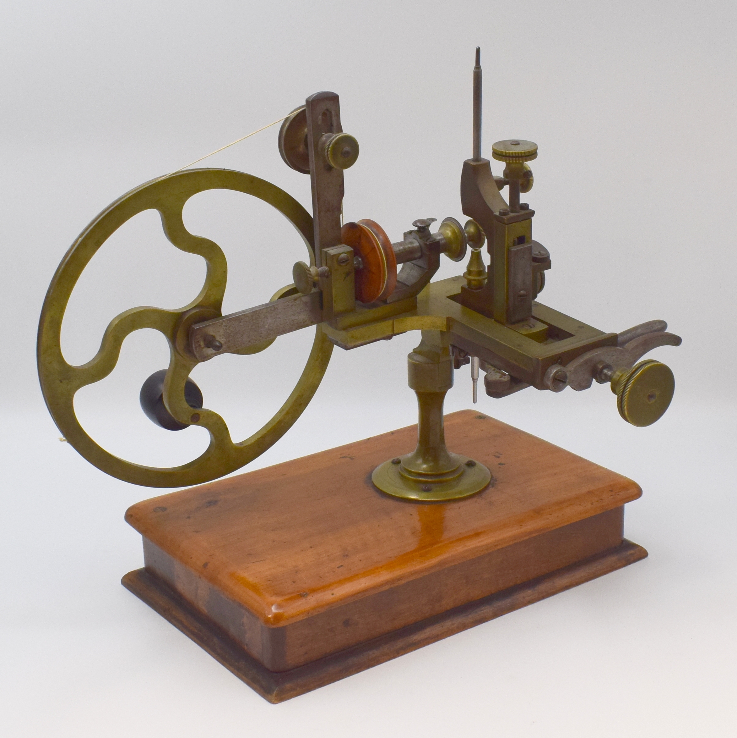 Detail b: WÄLZMASCHINE für Uhrmacher mit Zubehör, um 1890, dekorative Messing-Maschine auf orig. Nußbaum-Fuß mit Schublade, darin reichhaltiges Zubehör ...
