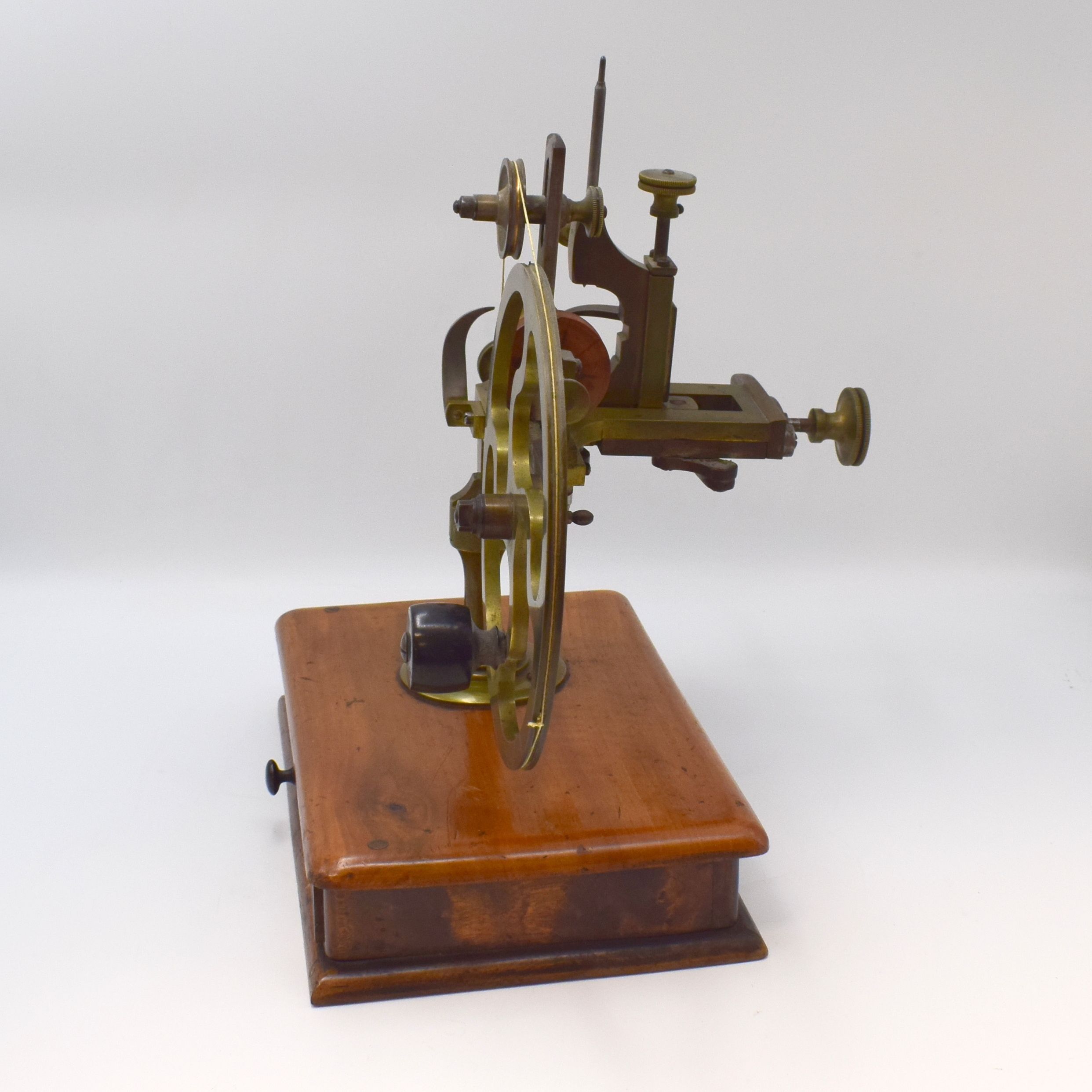 Detail c: WÄLZMASCHINE für Uhrmacher mit Zubehör, um 1890, dekorative Messing-Maschine auf orig. Nußbaum-Fuß mit Schublade, darin reichhaltiges Zubehör ...