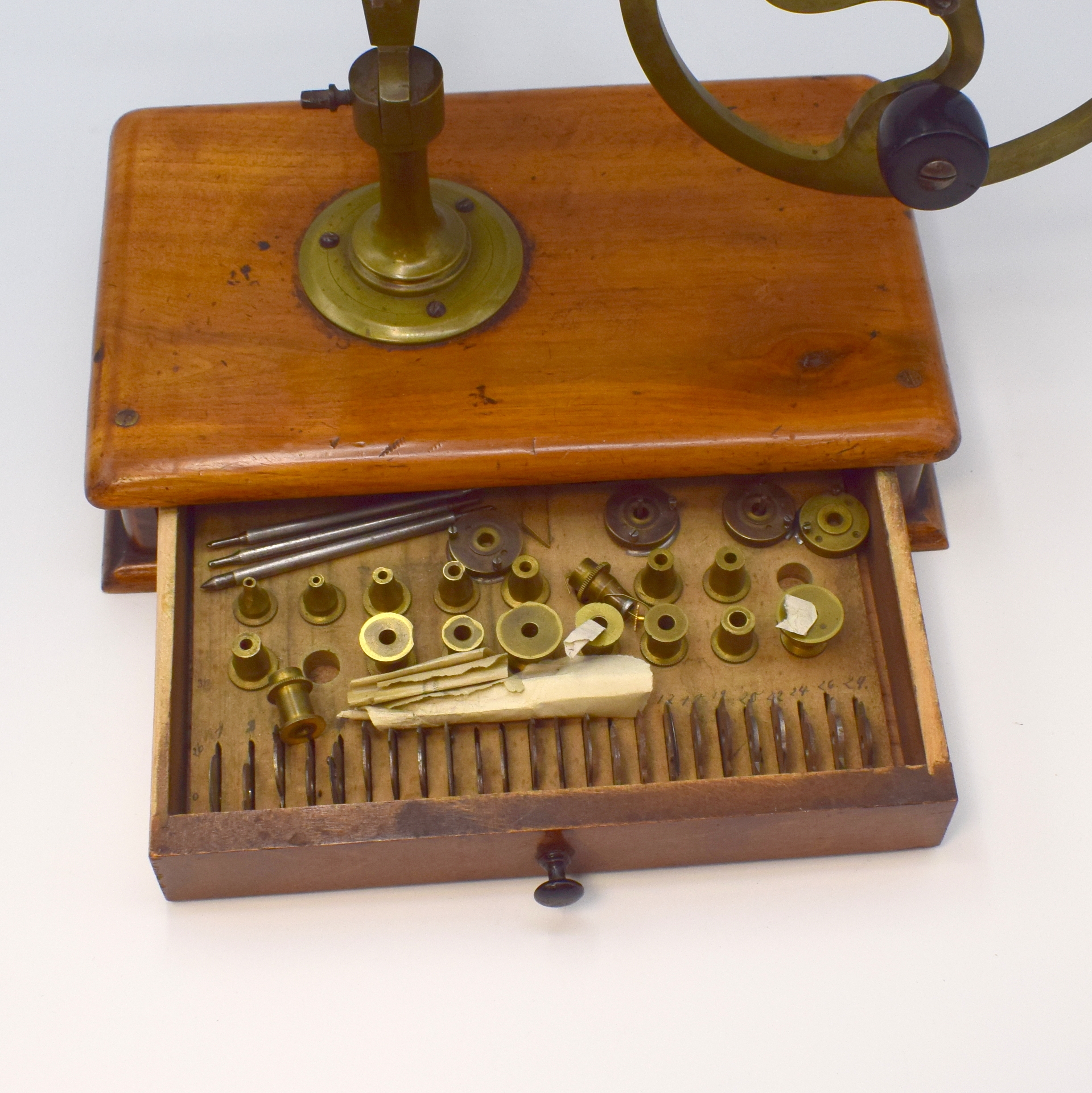 Detail d: WÄLZMASCHINE für Uhrmacher mit Zubehör, um 1890, dekorative Messing-Maschine auf orig. Nußbaum-Fuß mit Schublade, darin reichhaltiges Zubehör ...