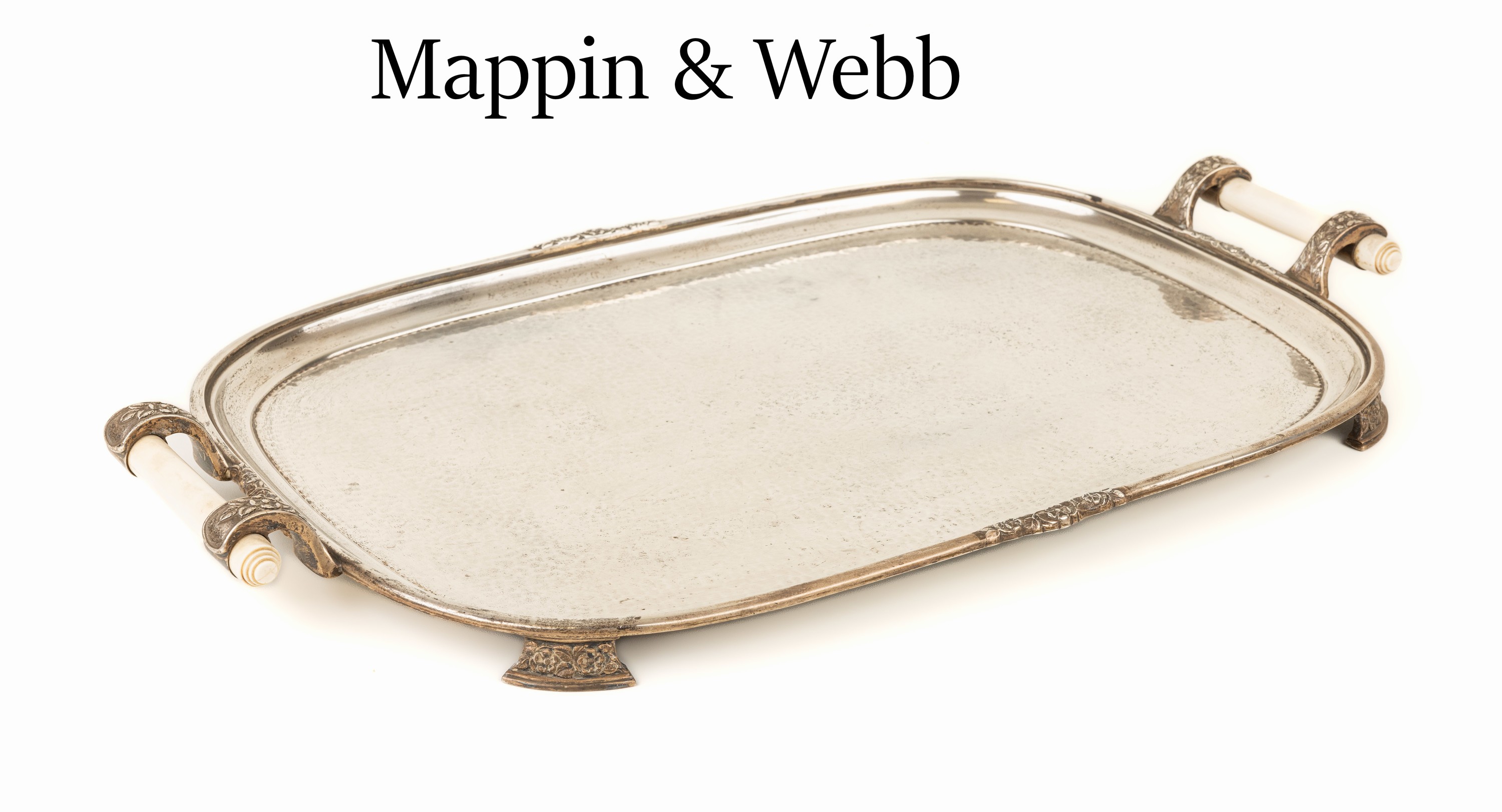 Prunk Tablett, England, MAPPIN & WEBB, Sheffield 1954, 925er Silber, Hammerschlag Verzierung, 4 angedeutete Füße, sparsamer, floraler Dekor, Griffe ...