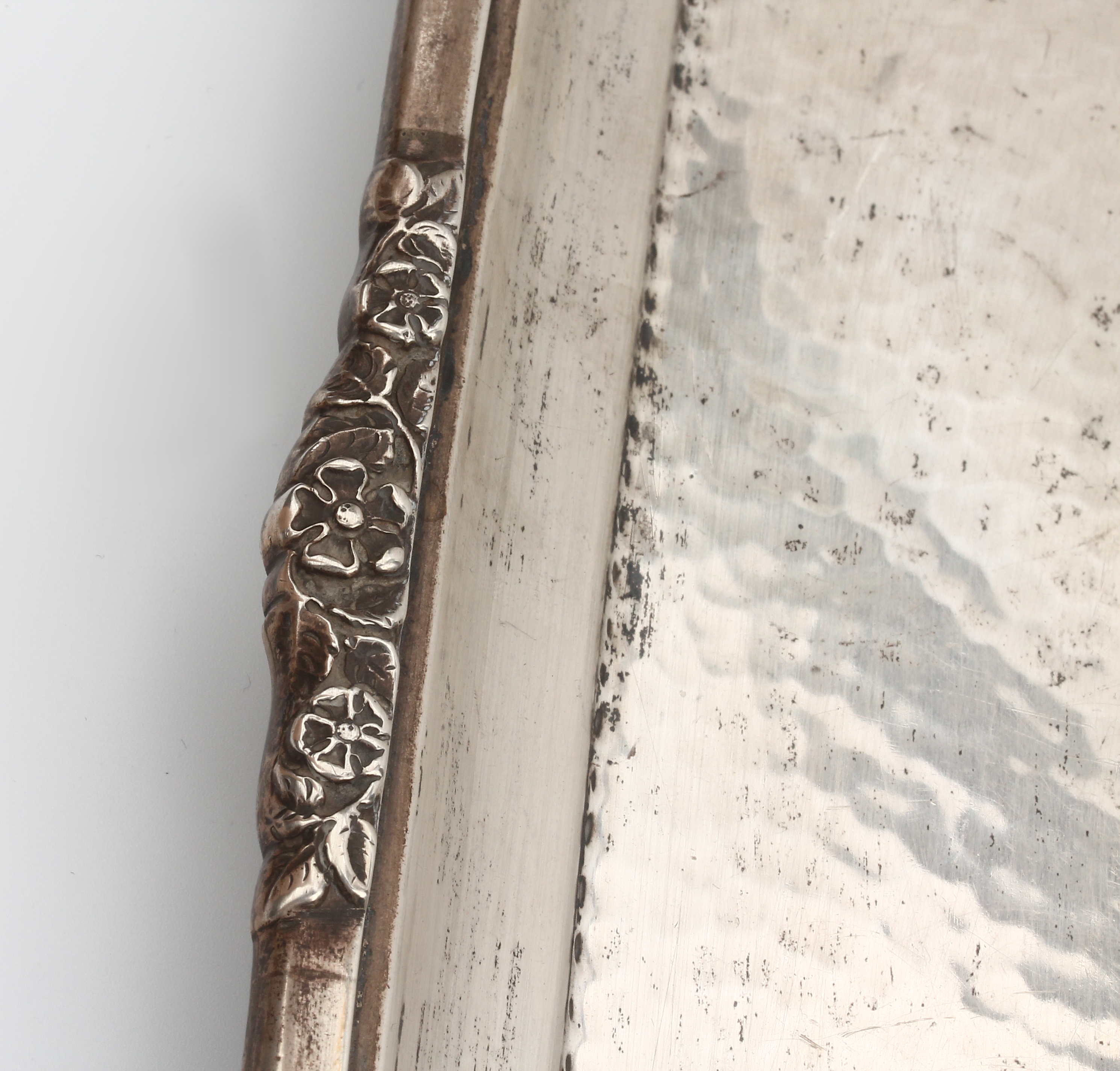 Detail a: Prunk Tablett, England, MAPPIN & WEBB, Sheffield 1954, 925er Silber, Hammerschlag Verzierung, 4 angedeutete Füße, sparsamer, floraler Dekor, Griffe ...