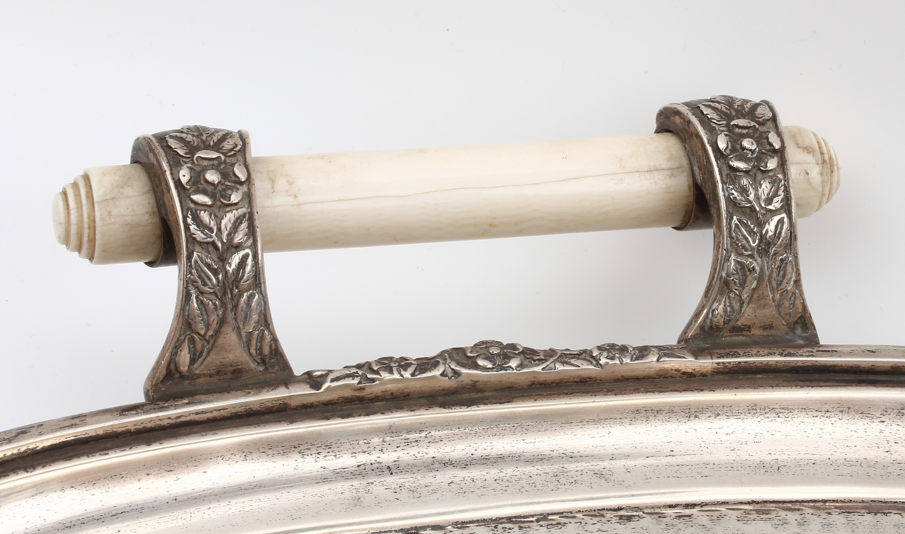 Detail d: Prunk Tablett, England, MAPPIN & WEBB, Sheffield 1954, 925er Silber, Hammerschlag Verzierung, 4 angedeutete Füße, sparsamer, floraler Dekor, Griffe ...