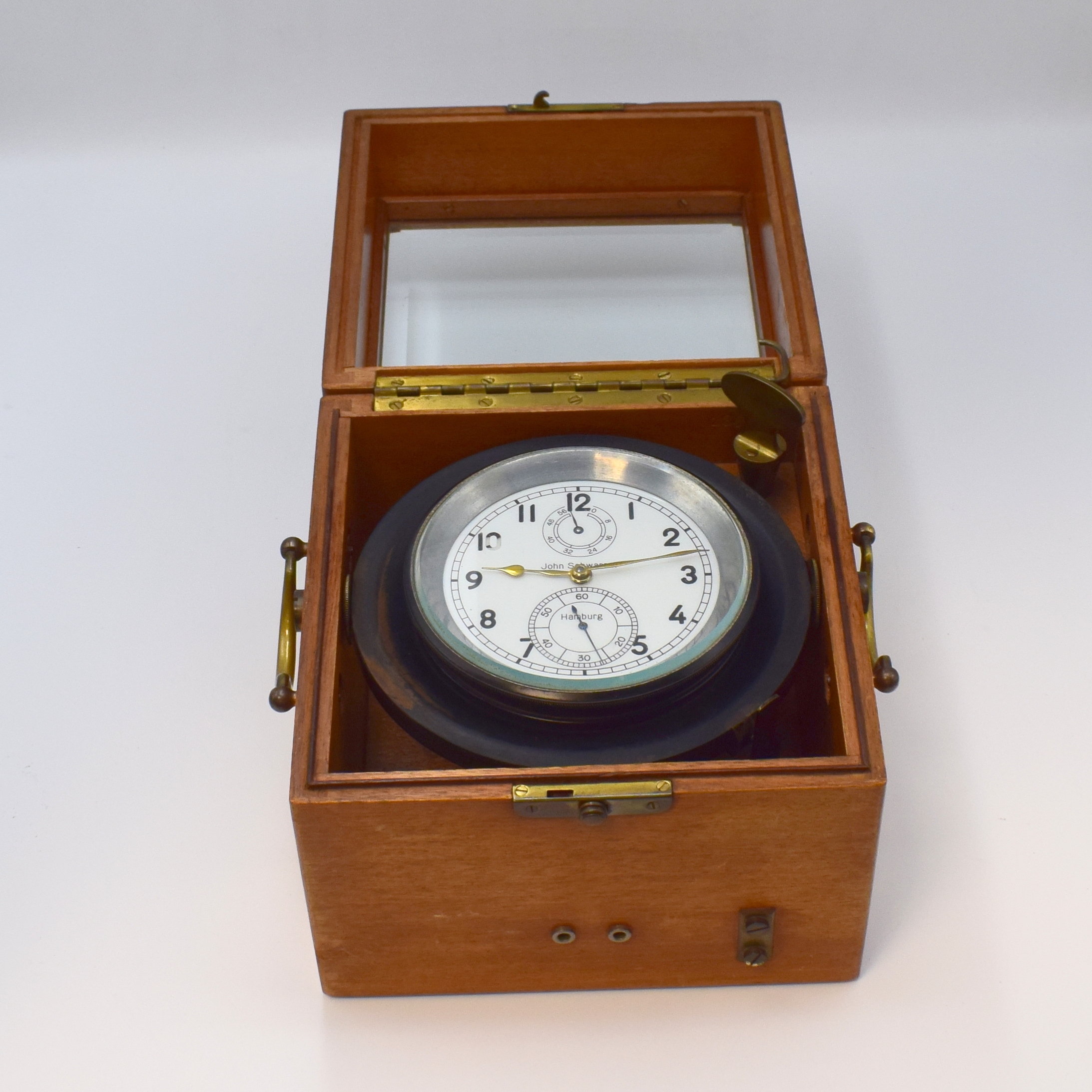 WEMPE / JOHN SCHWARZER Nummer 2800 seltenes Luftwaffen-Bodenchronometer mit Ankerhemmung, Deutschland um 1942, 2-tlg. Holzkiste, abnehmbares Oberteil ...