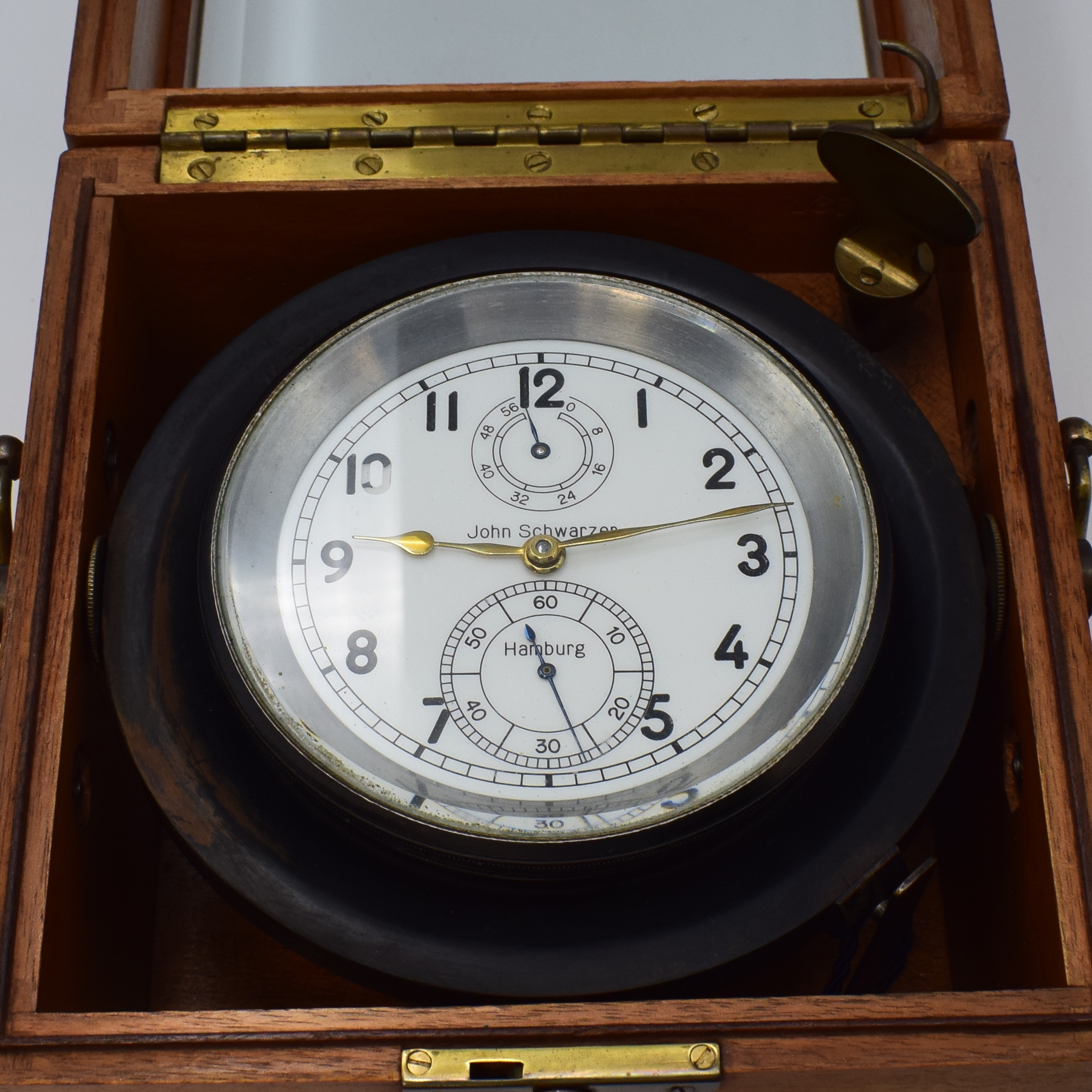 Detail a: WEMPE / JOHN SCHWARZER Nummer 2800 seltenes Luftwaffen-Bodenchronometer mit Ankerhemmung, Deutschland um 1942, 2-tlg. Holzkiste, abnehmbares Oberteil ...