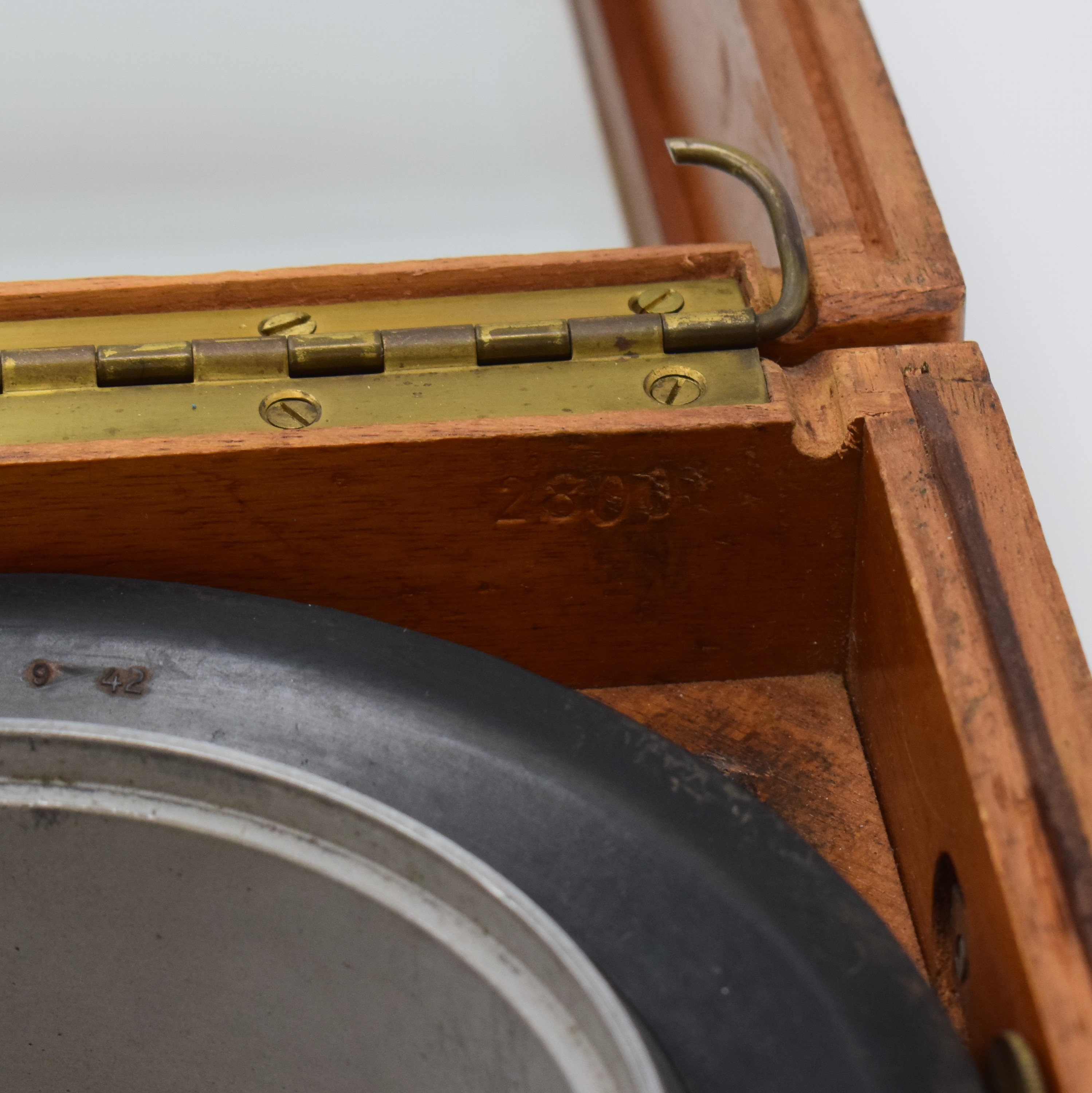 Detail d: WEMPE / JOHN SCHWARZER Nummer 2800 seltenes Luftwaffen-Bodenchronometer mit Ankerhemmung, Deutschland um 1942, 2-tlg. Holzkiste, abnehmbares Oberteil ...