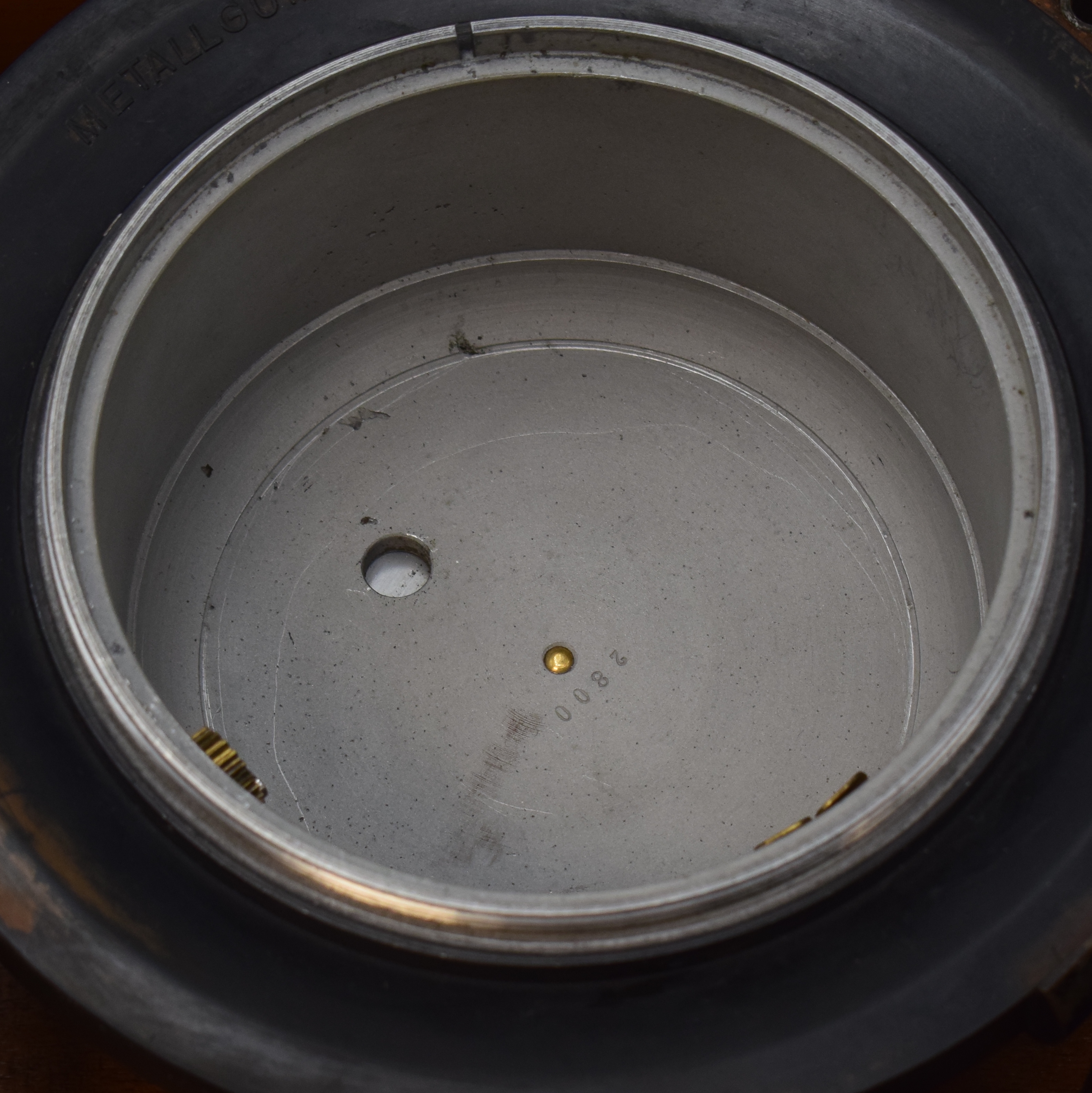 Detail e: WEMPE / JOHN SCHWARZER Nummer 2800 seltenes Luftwaffen-Bodenchronometer mit Ankerhemmung, Deutschland um 1942, 2-tlg. Holzkiste, abnehmbares Oberteil ...