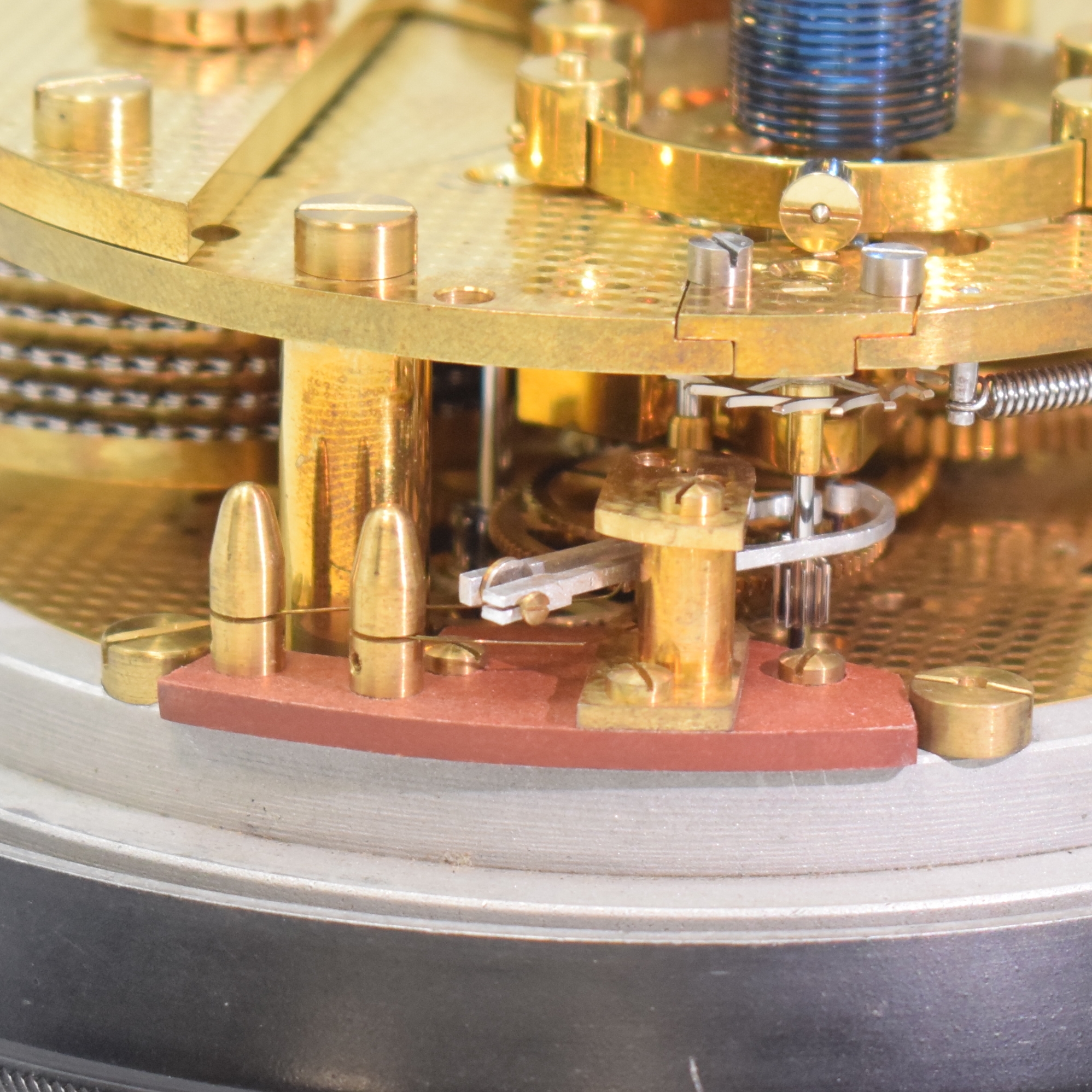 Detail h: WEMPE / JOHN SCHWARZER Nummer 2800 seltenes Luftwaffen-Bodenchronometer mit Ankerhemmung, Deutschland um 1942, 2-tlg. Holzkiste, abnehmbares Oberteil ...