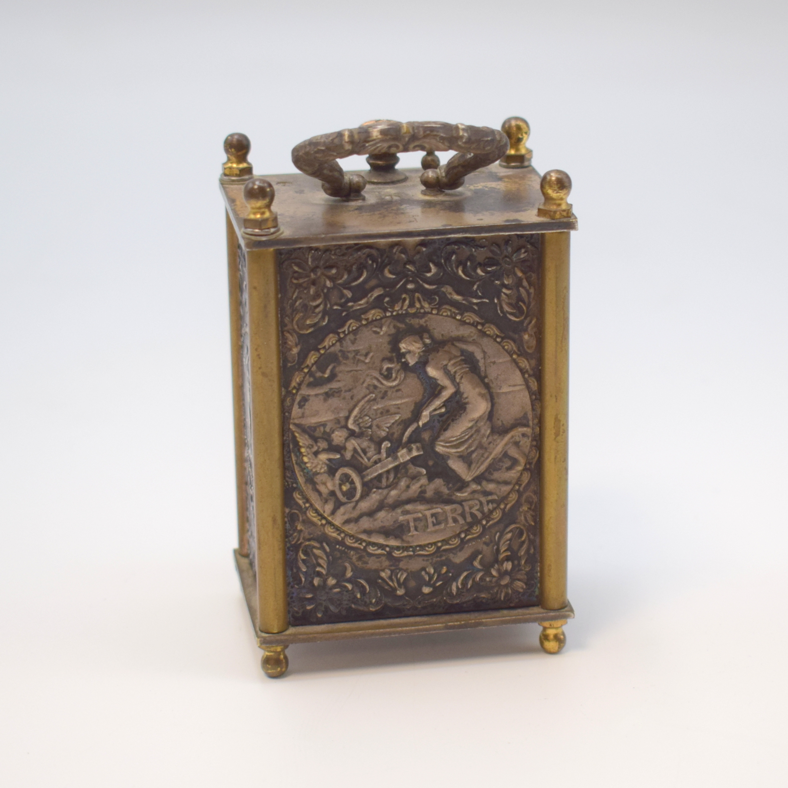 Detail c: HEBDOMAS seltene 8-Tage Tischuhr zum 6. österreichischem Bundesschießen Wien 1908, Schweiz 1908, versilbertes u. ornamentiertes viersäuliges Geh. ...