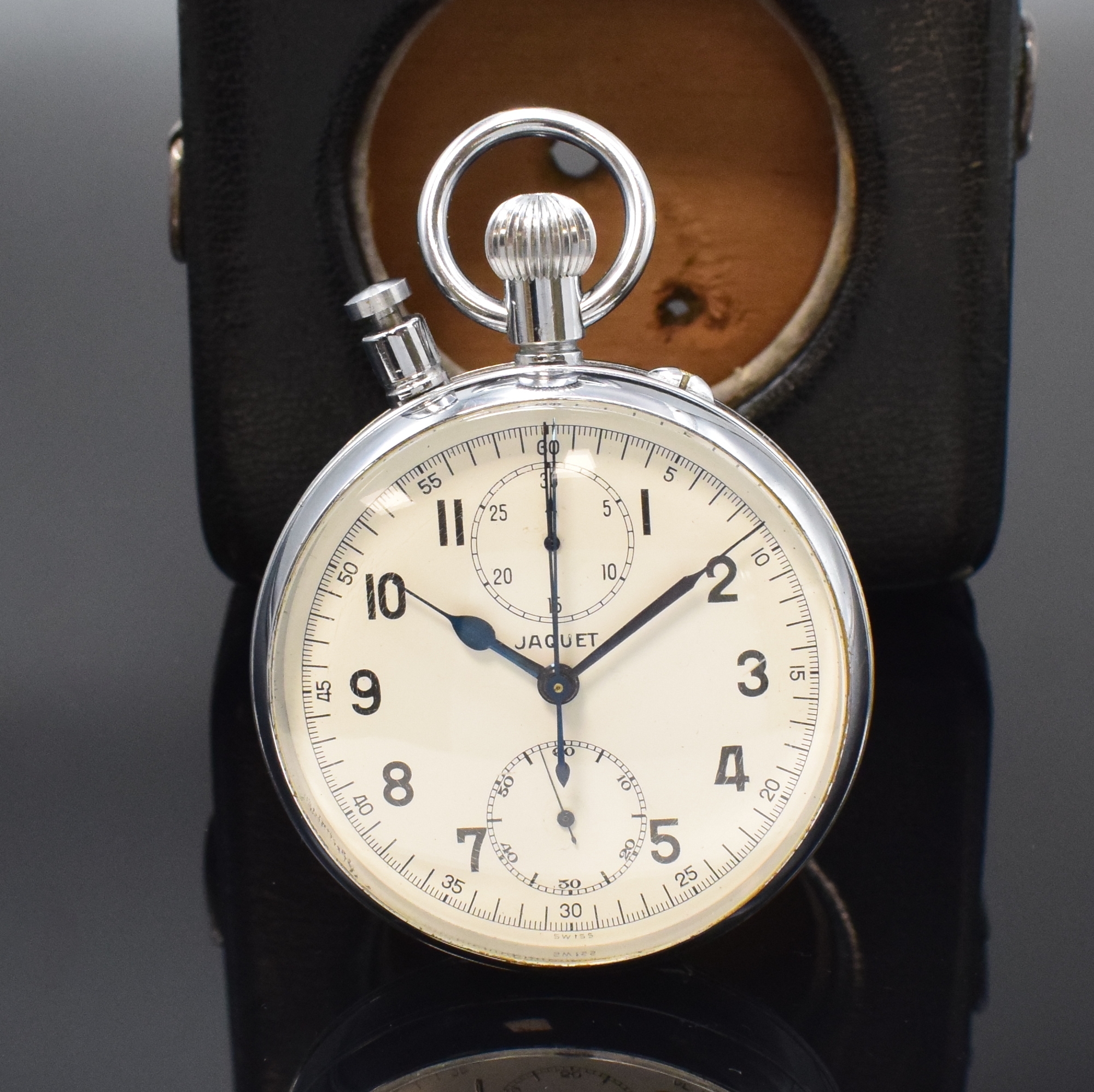 JAQUET / LEMANIA großer Taschen-Chronograph mit Rattrapante in original Box, Schweiz um 1950, verchromtes Scharniergeh., weißes Zifferbl. m. arab. ...