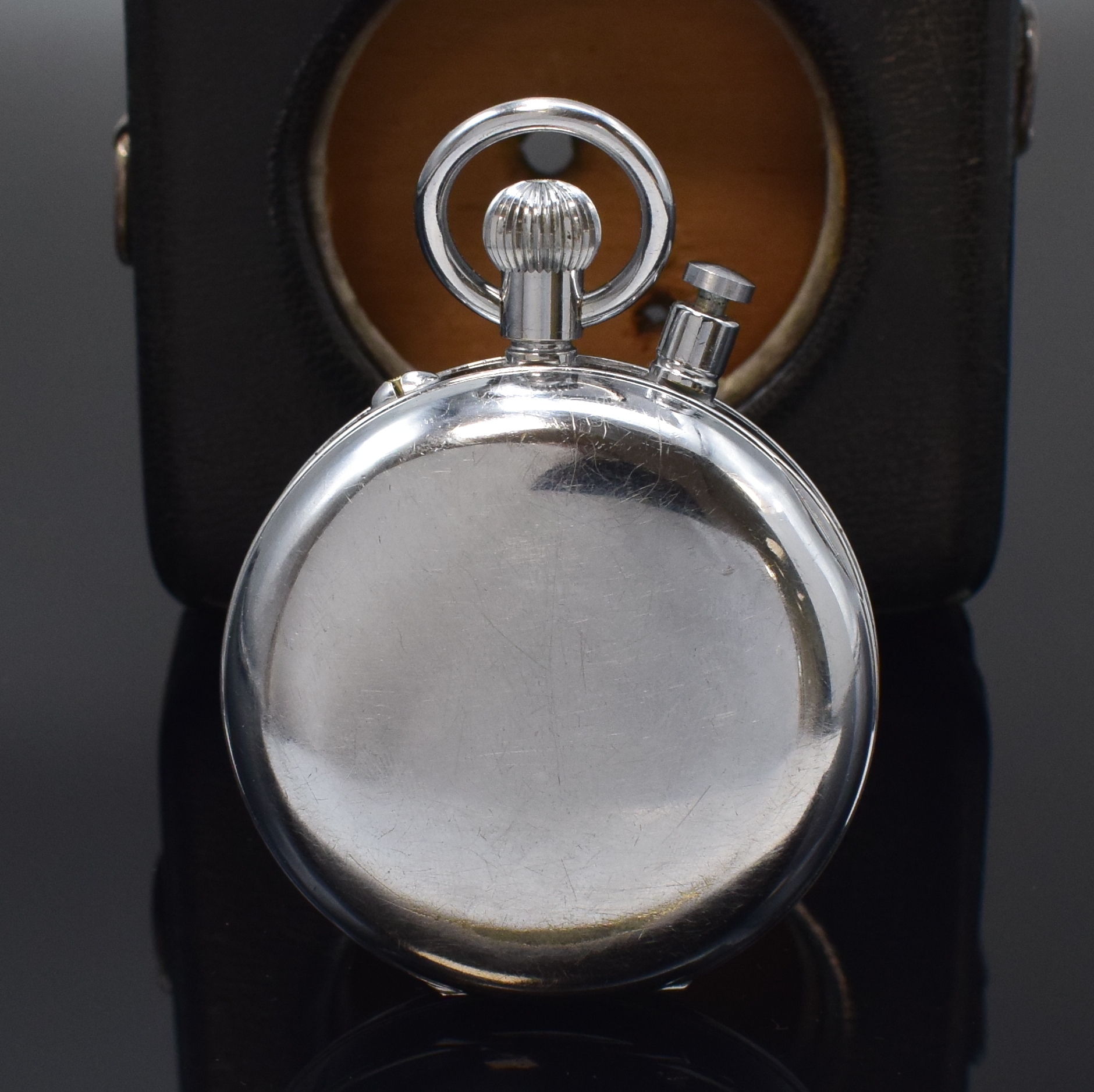Detail a: JAQUET / LEMANIA großer Taschen-Chronograph mit Rattrapante in original Box, Schweiz um 1950, verchromtes Scharniergeh., weißes Zifferbl. m. arab. ...