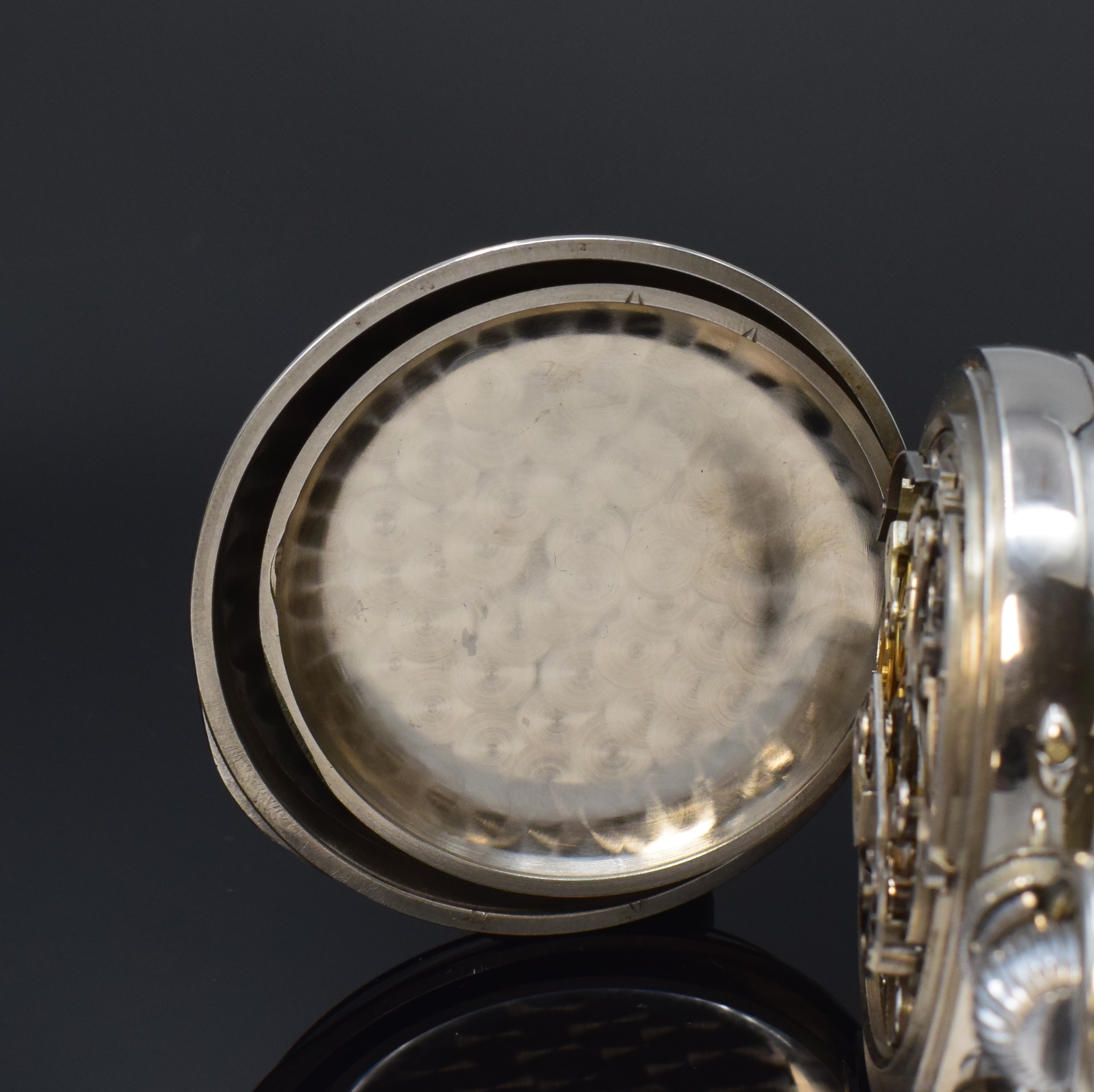 Detail d: LONGINES Referenz 4507 große Beobachtungsuhr mit Chronograph-Rattrapante in Stahl, Schweiz um 1956, schweres Scharniergeh., rückseitig Werk- u. ...