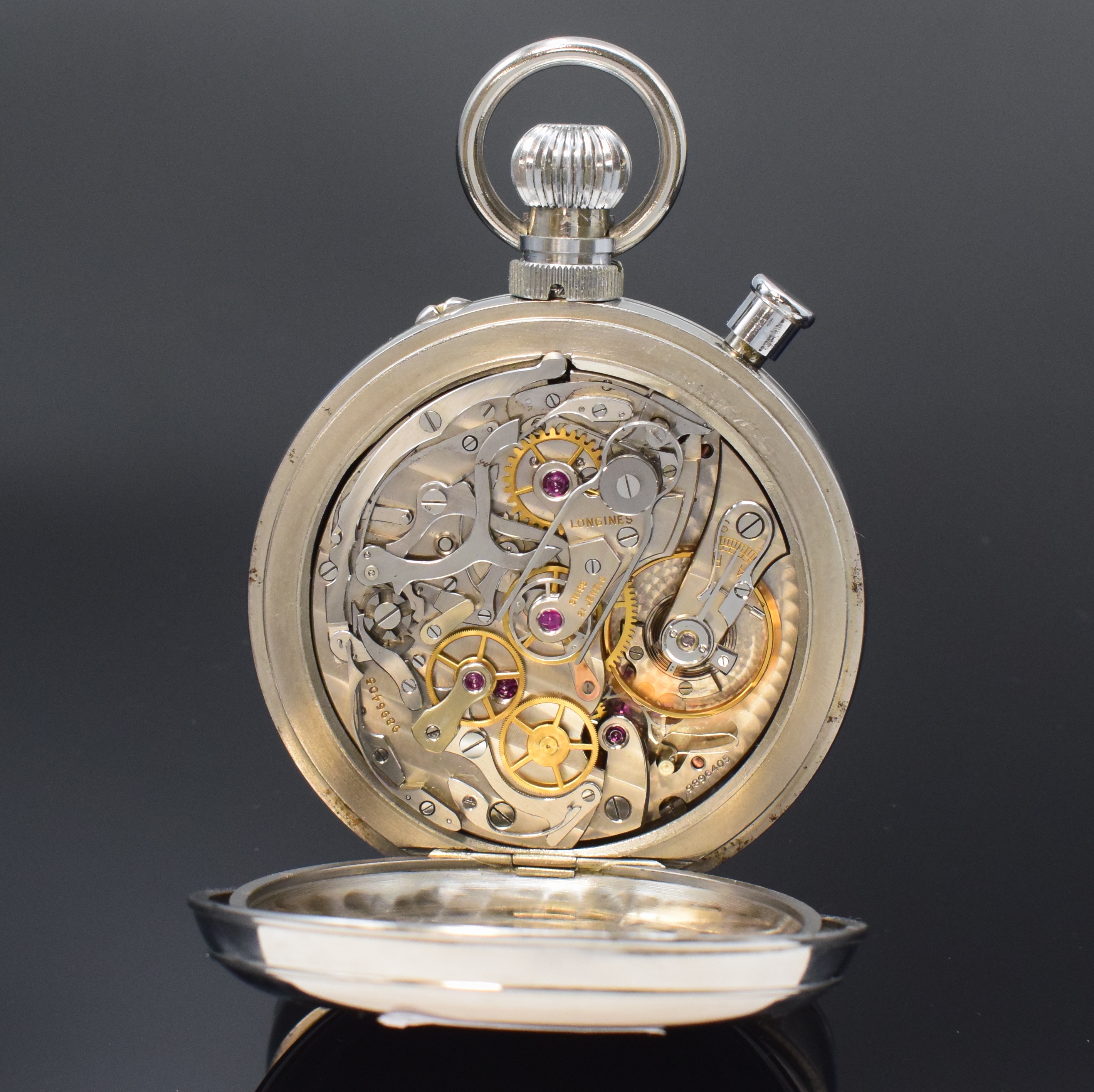 Detail e: LONGINES Referenz 4507 große Beobachtungsuhr mit Chronograph-Rattrapante in Stahl, Schweiz um 1956, schweres Scharniergeh., rückseitig Werk- u. ...