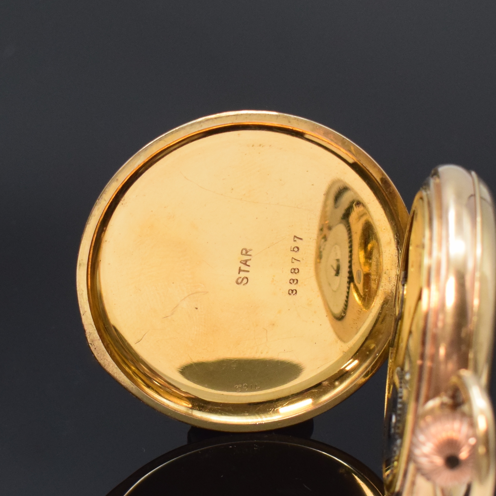 Detail d: AMERICAN WALTHAM Traveler vergoldete Taschenuhr mit späterem erotischen Automaten, USA um 1910, glattes Geh., Cuvette fehlt, 2-tlg. Emailzifferbl. ...