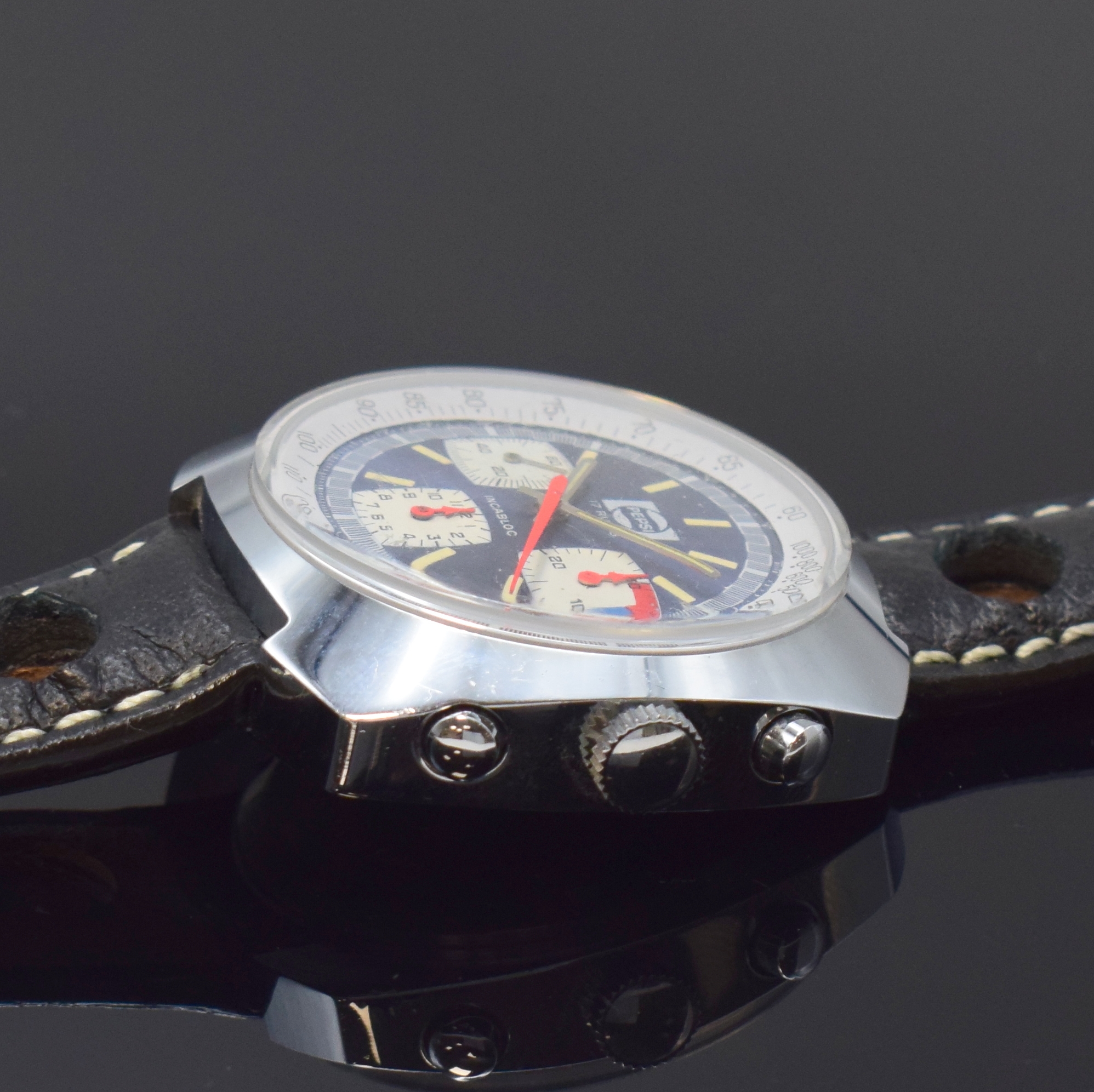 Detail b: PEPSI Armbandchronograph Valjoux 7736, Schweiz um 1970, Handaufzug, verchr. Geh. m. verschr. Stahlboden, blaues Zifferbl. m. weißen Hilfsblättern, ...