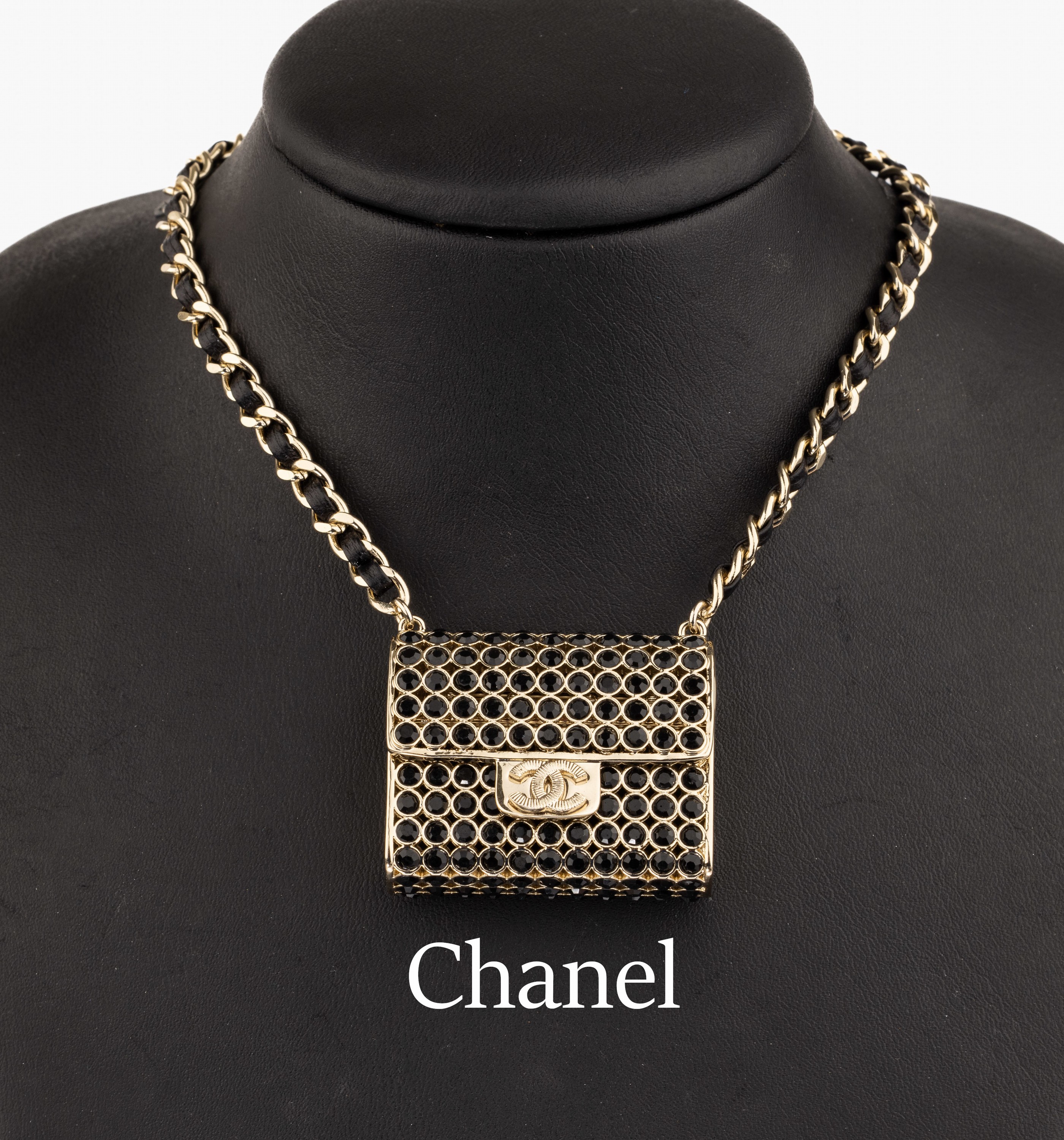 CHANEL Modeschmuckcollier, Metall verg., Anhänger in Form der klassischen Flapbag, aufklappbar, schwarzer Strasssteine, typ. Chanel Kette mit ...