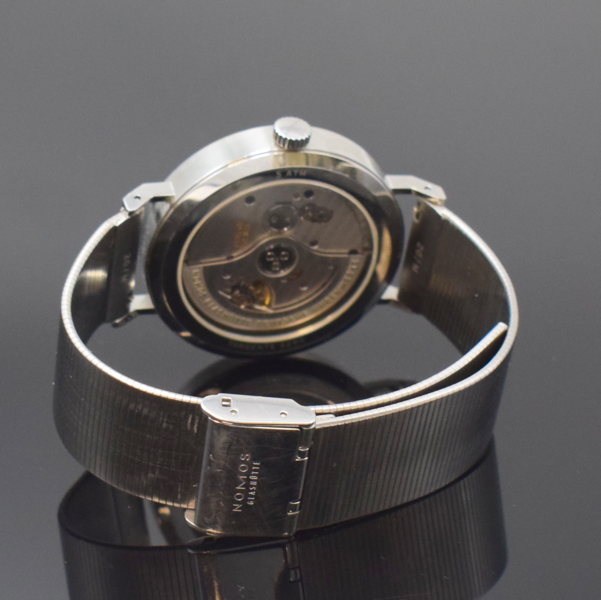 Detail b: NOMOS Neomatik Tangente 3290 große Automatik- Herrenuhr in Stahl/Stahlband, Deutschland um 2020, beids. verglastes Geh., Boden aufgedr.,silb. ...