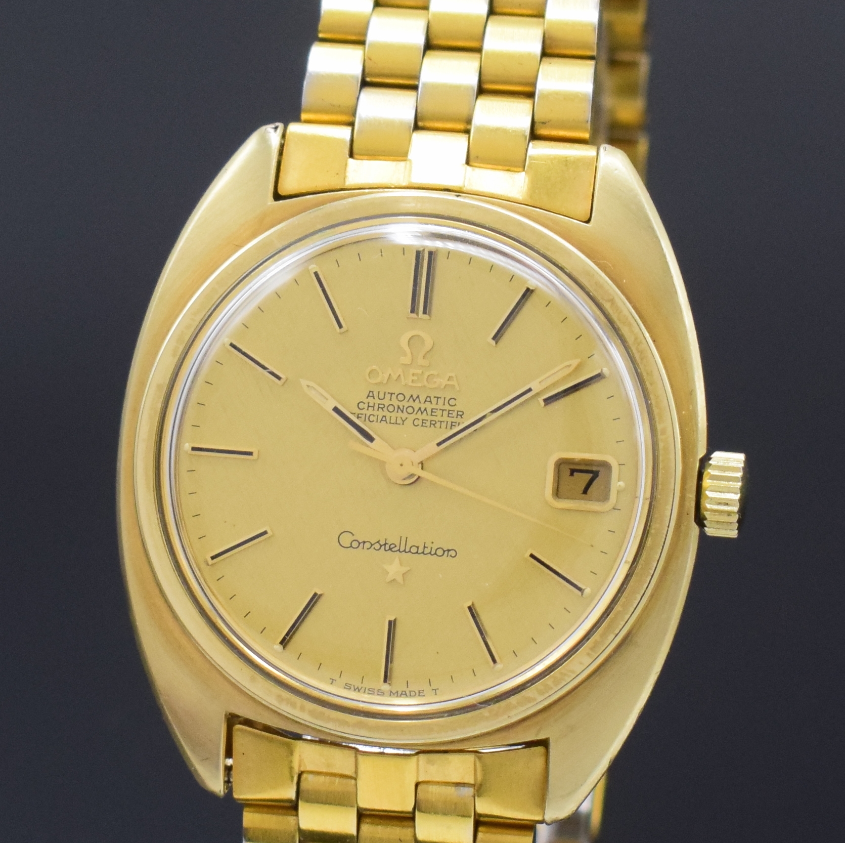 Detail a: OMEGA Constellation Armbandchronometer in Stahl/Goldhaube Referenz 168.017SP, Schweiz um 1970, Automatik, gold. Sternwarten-Plakette auf verschr. ...