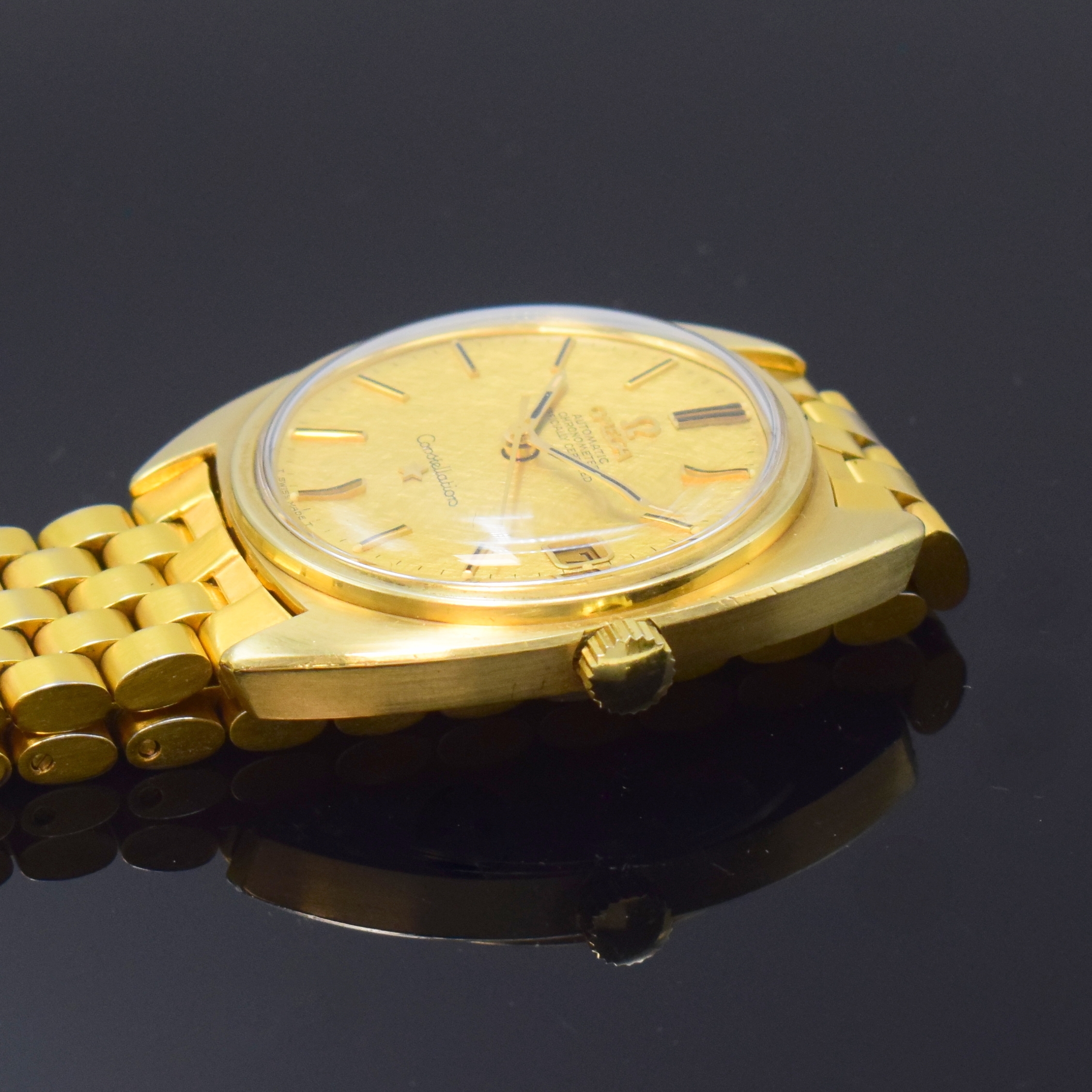 Detail c: OMEGA Constellation Armbandchronometer in Stahl/Goldhaube Referenz 168.017SP, Schweiz um 1970, Automatik, gold. Sternwarten-Plakette auf verschr. ...