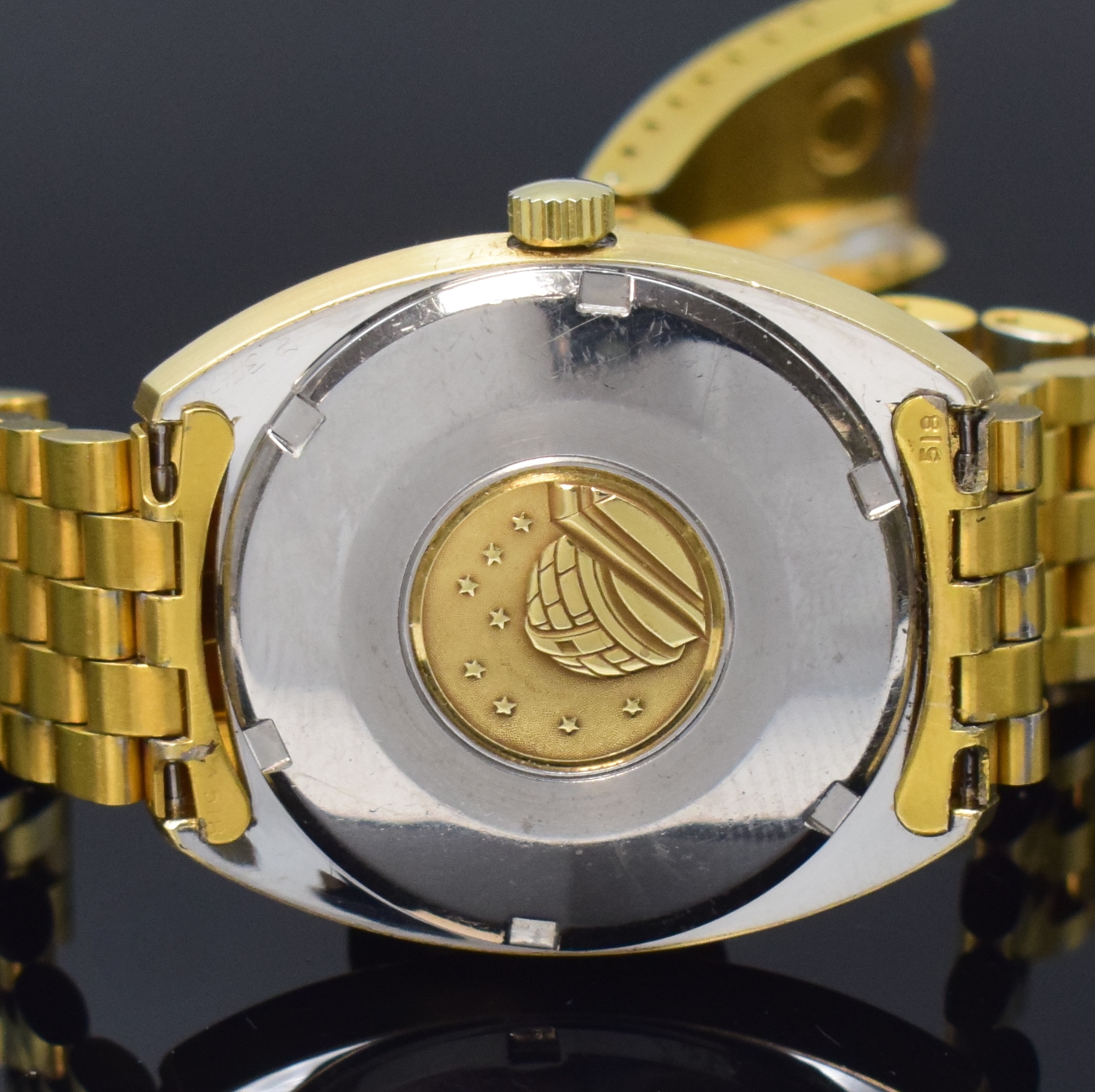 Detail d: OMEGA Constellation Armbandchronometer in Stahl/Goldhaube Referenz 168.017SP, Schweiz um 1970, Automatik, gold. Sternwarten-Plakette auf verschr. ...