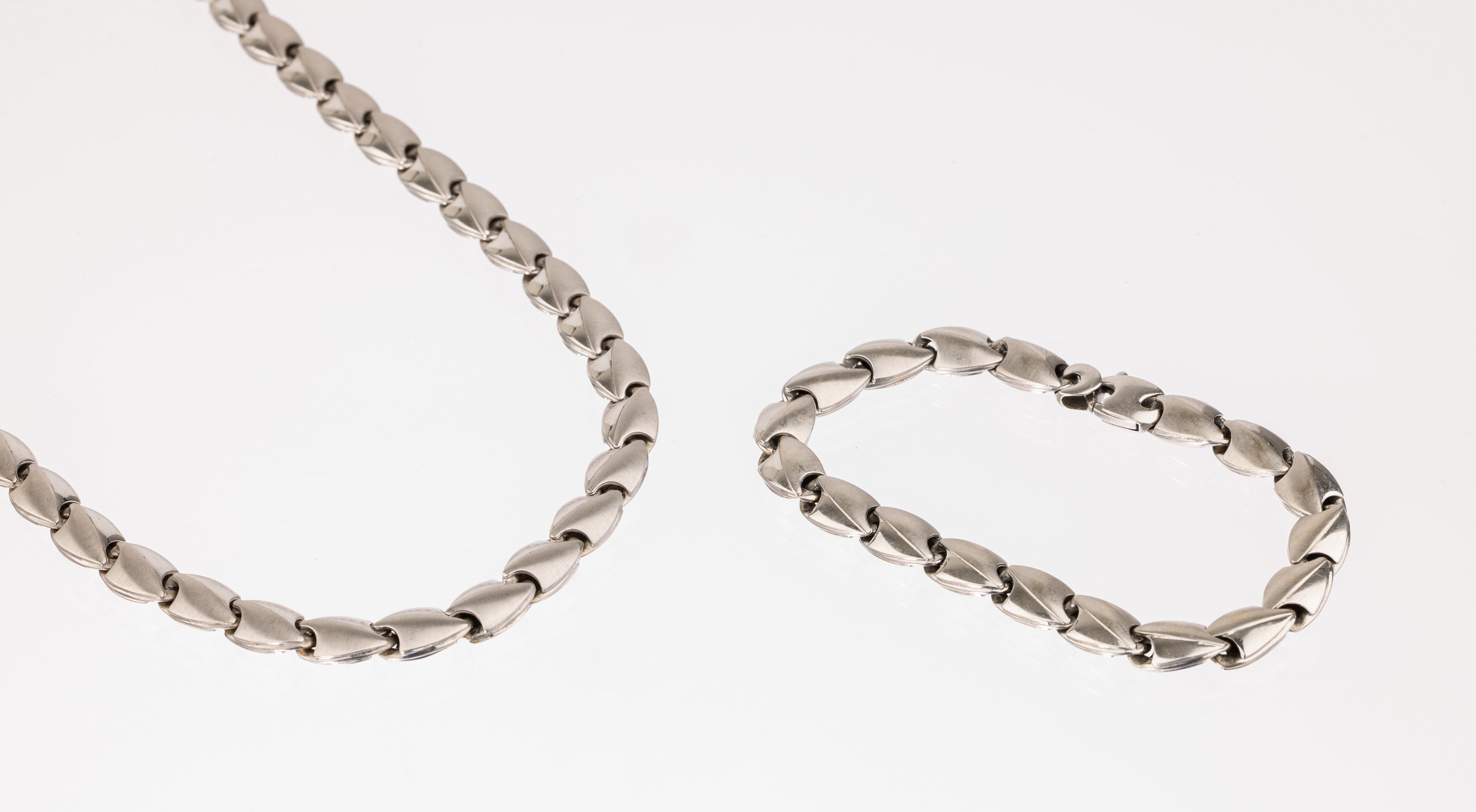 14 kt Gold Schmuckset, WG 585/000, teil poliert und satiniert, L. ca. 45 und 19 cm, total ca. 64 g, Karabinerschließe