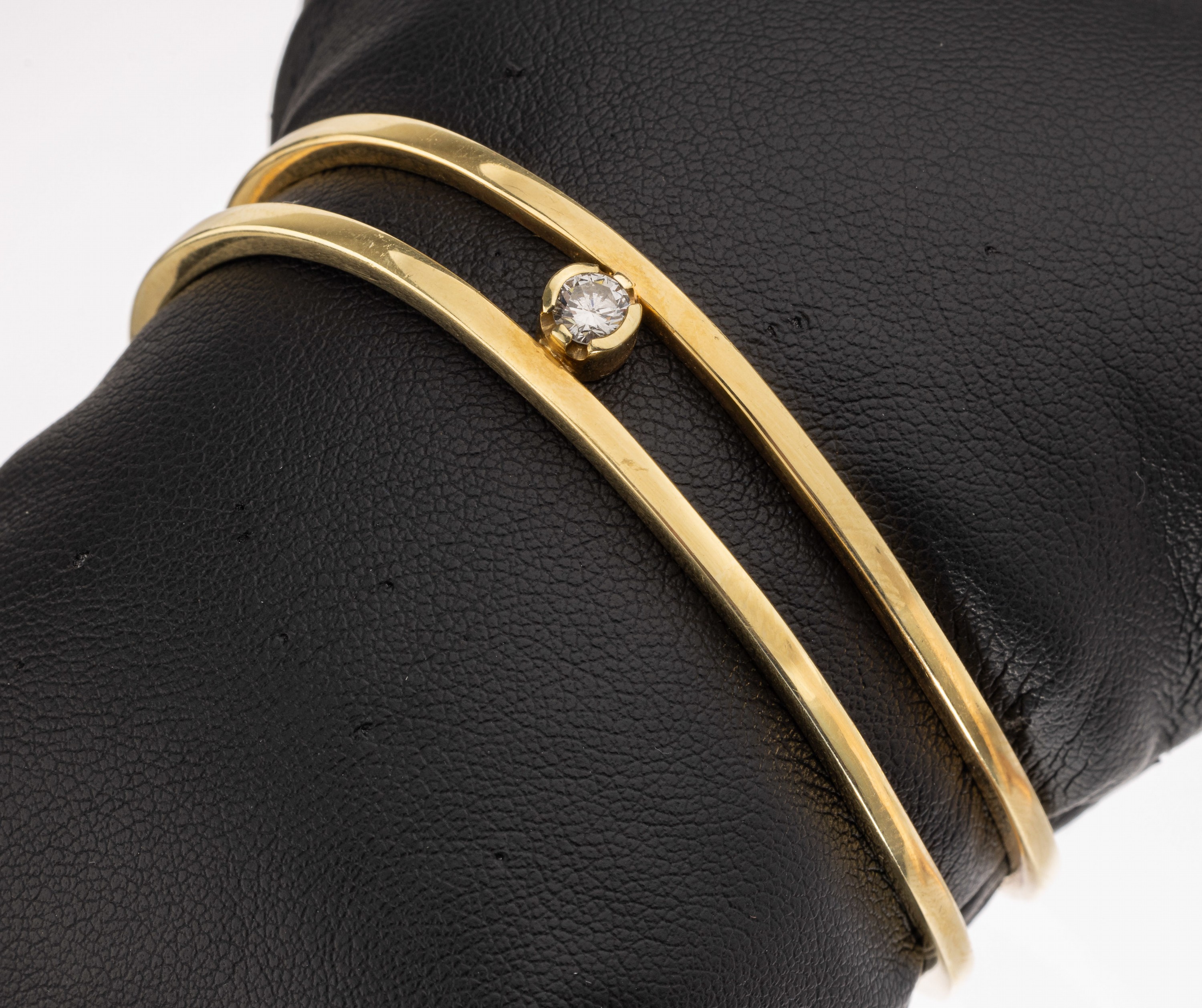 14 kt Gold Brillant-Armreif, GG 585/000, wellenförmig, Brillant ca. 0.25 ct Weiß/si, durchbrochen gearbeitet, D. ca. 5.5 x 4.5 cm, ca. 24.4 g