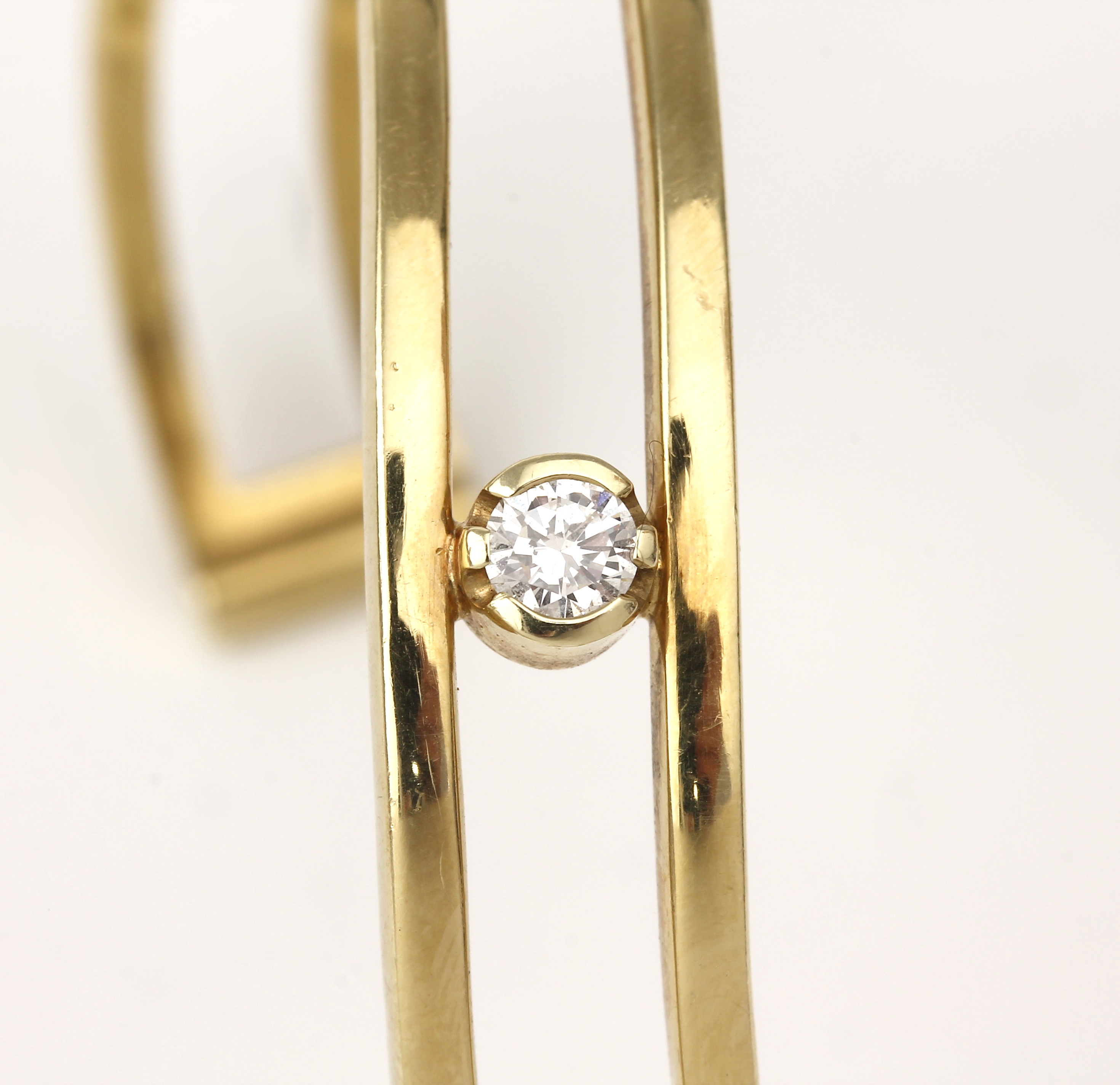 Detail b: 14 kt Gold Brillant-Armreif, GG 585/000, wellenförmig, Brillant ca. 0.25 ct Weiß/si, durchbrochen gearbeitet, D. ca. 5.5 x 4.5 cm, ca. 24.4 g
