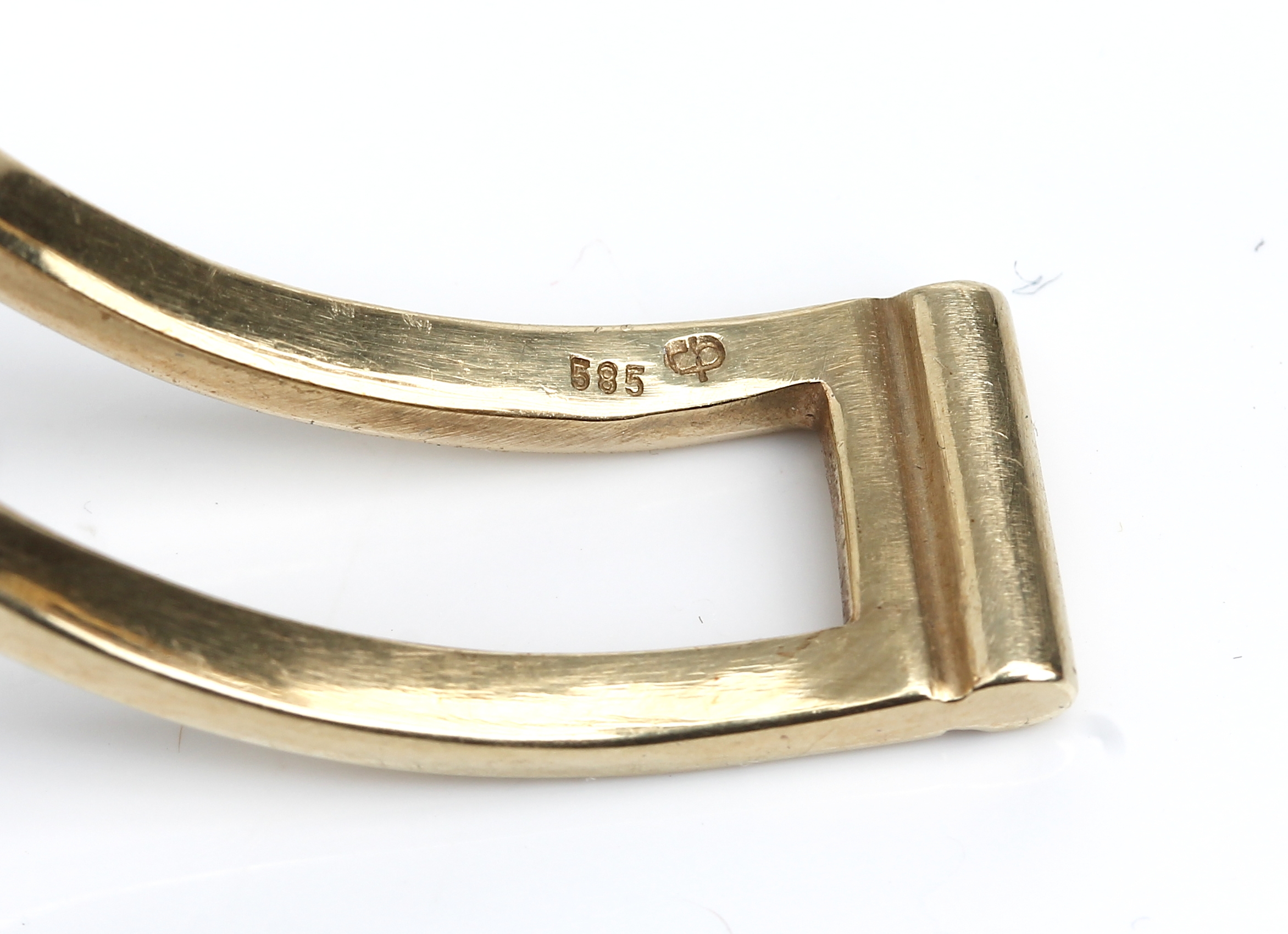 Detail c: 14 kt Gold Brillant-Armreif, GG 585/000, wellenförmig, Brillant ca. 0.25 ct Weiß/si, durchbrochen gearbeitet, D. ca. 5.5 x 4.5 cm, ca. 24.4 g