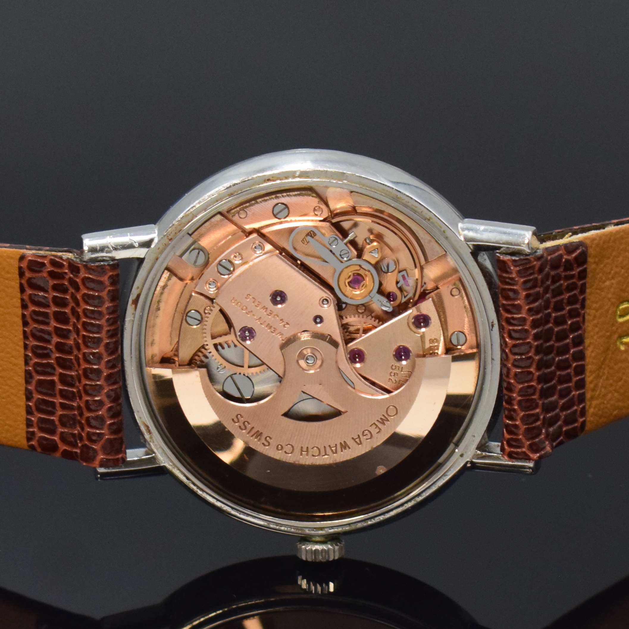 Detail e: OMEGA Referenz 161.009 Herrenarmbanduhr in Stahl, Schweiz um 1966, Automatik, 3-tlg. Geh., Boden u. Glasrand aufgedr., orig. Glas u. Krone, silb. ...