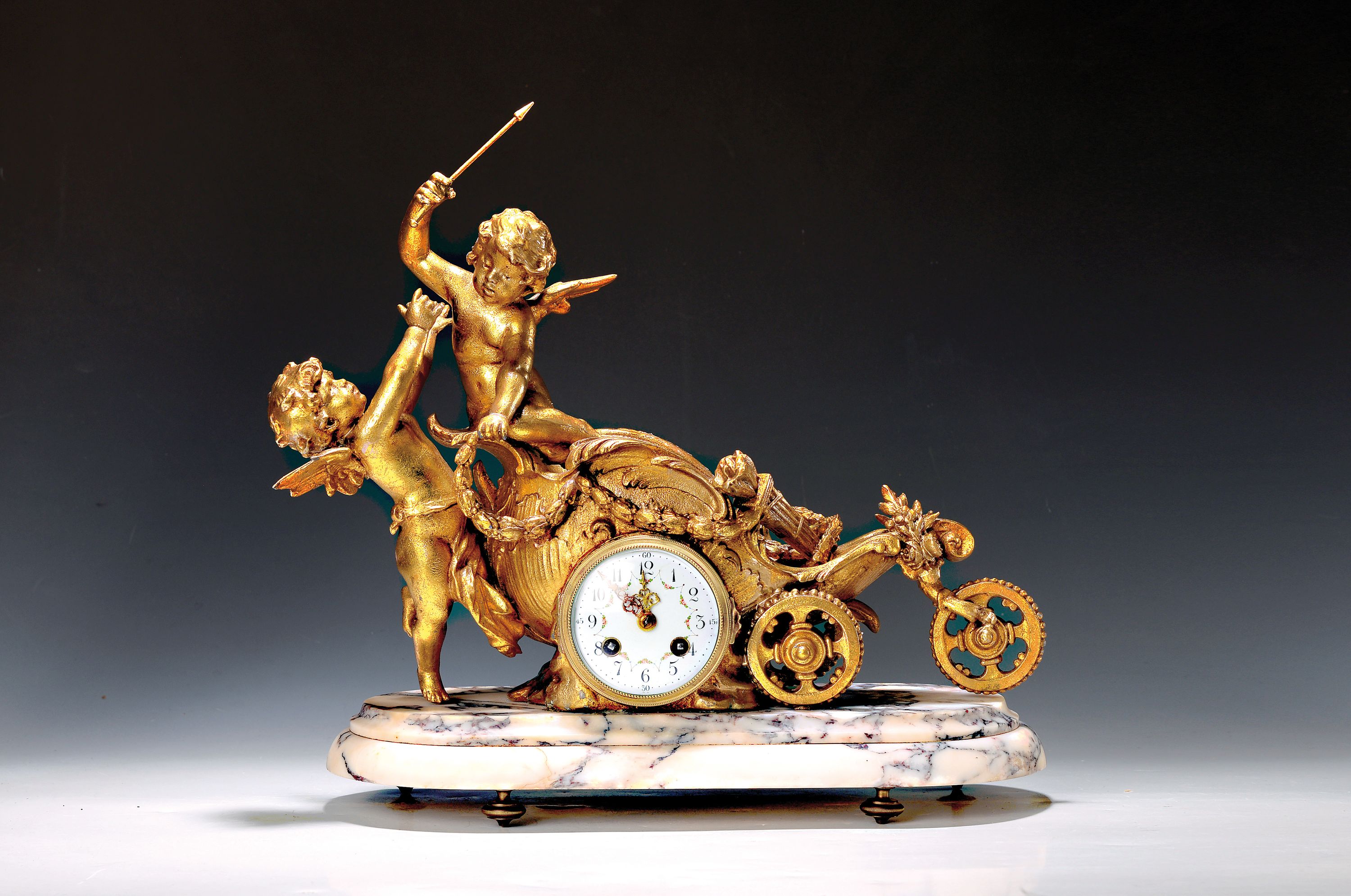 Pendule, Frankreich, um 1910, Marmorsockel, darauf stilisierter Himmelswagen mit streitenden Amoretten (1 Attribut/Pfeil in Hand sek. - abnehmbar) ...