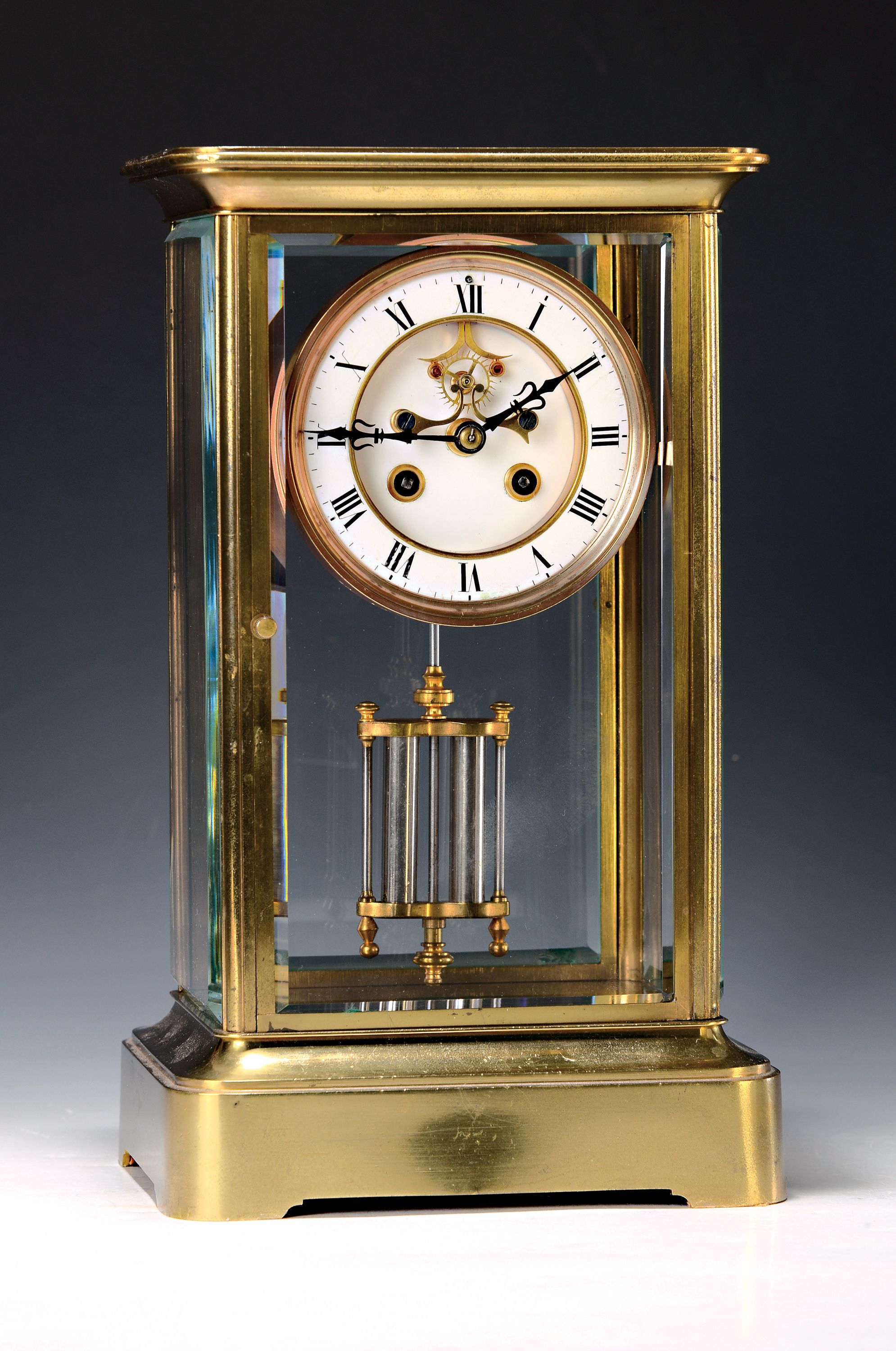 Tischuhr mit sichtbarer Hemmung, Frankreich, um 1900, Messinggehäuse mit alter Vergoldung (z.T. ber.), allseitig facettiert verglast (best.), ...