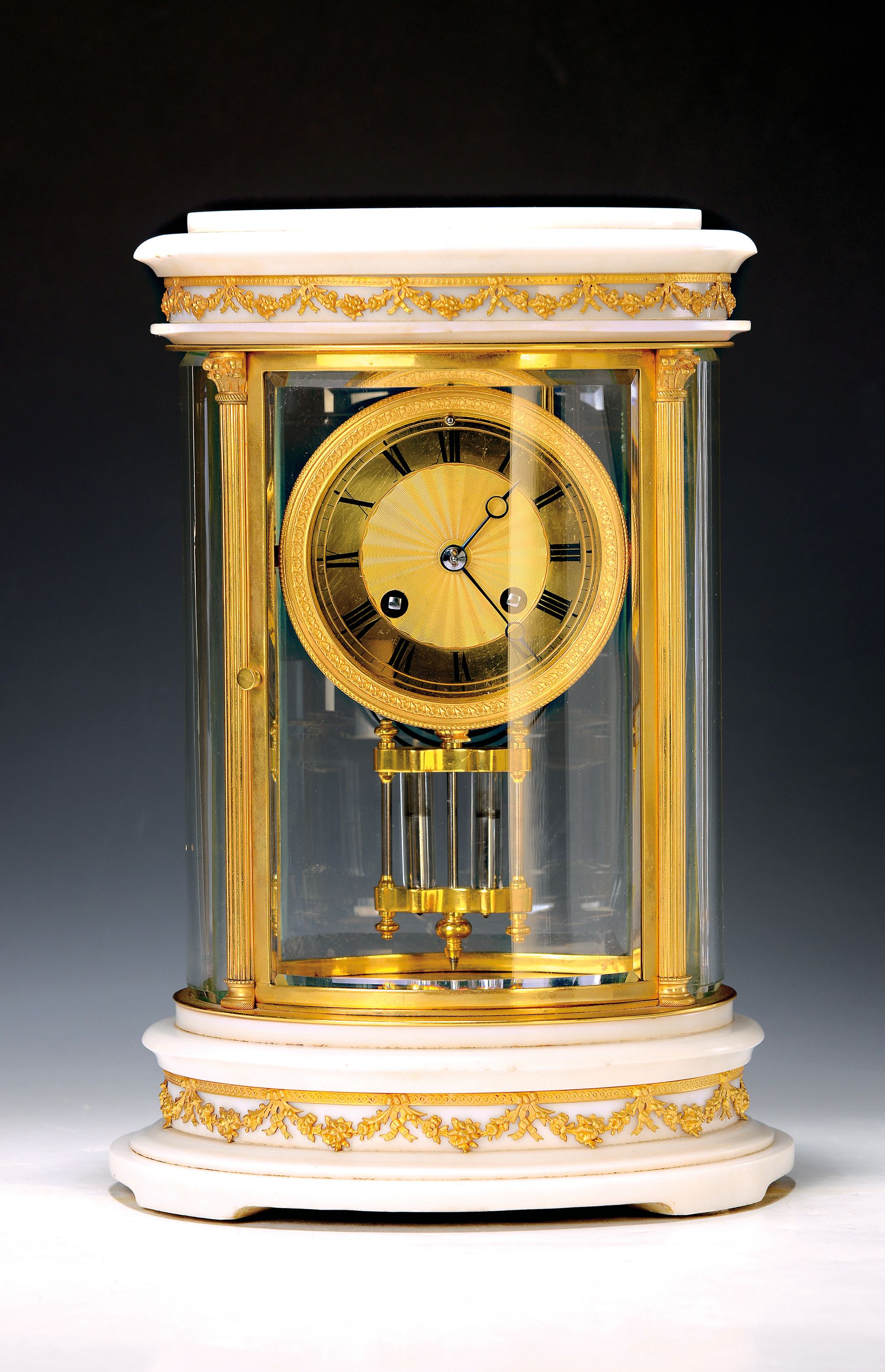 Elegante Tischuhr, Frankreich, um 1900, ovales weißes Marmorgehäuse, profiliert, umlaufenden Bänderungen mit Blumengirlanden, Messing vergoldet, ...