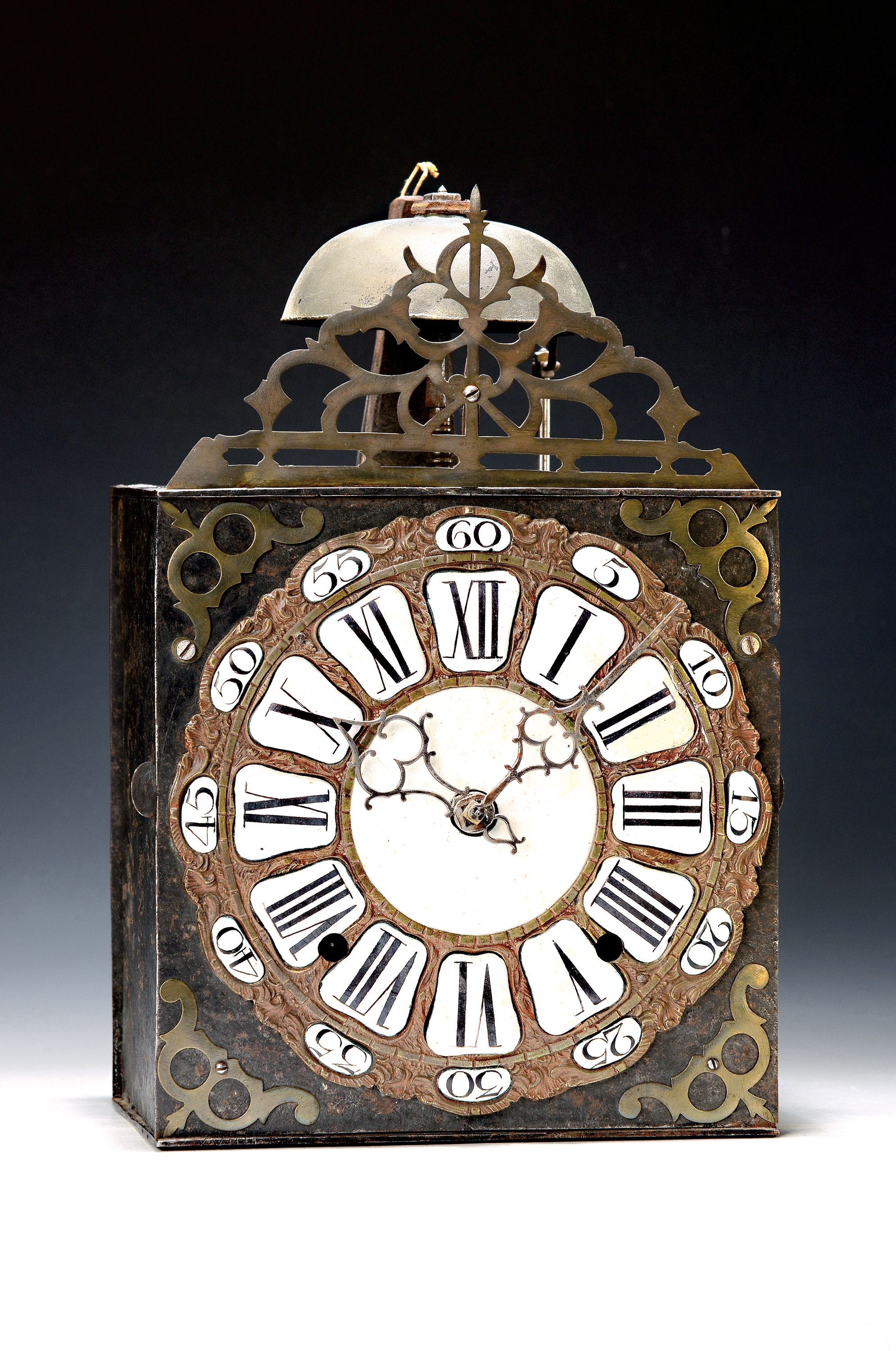 Seltene frühe Comtoise, Frankreich, um 1740/50, Front verziertes Gusszifferblatt mit 25 Emailkartuschen (Ziffer II. partiell aussgebessert), ...