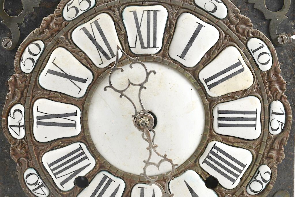 Detail c: Seltene frühe Comtoise, Frankreich, um 1740/50, Front verziertes Gusszifferblatt mit 25 Emailkartuschen (Ziffer II. partiell aussgebessert), ...