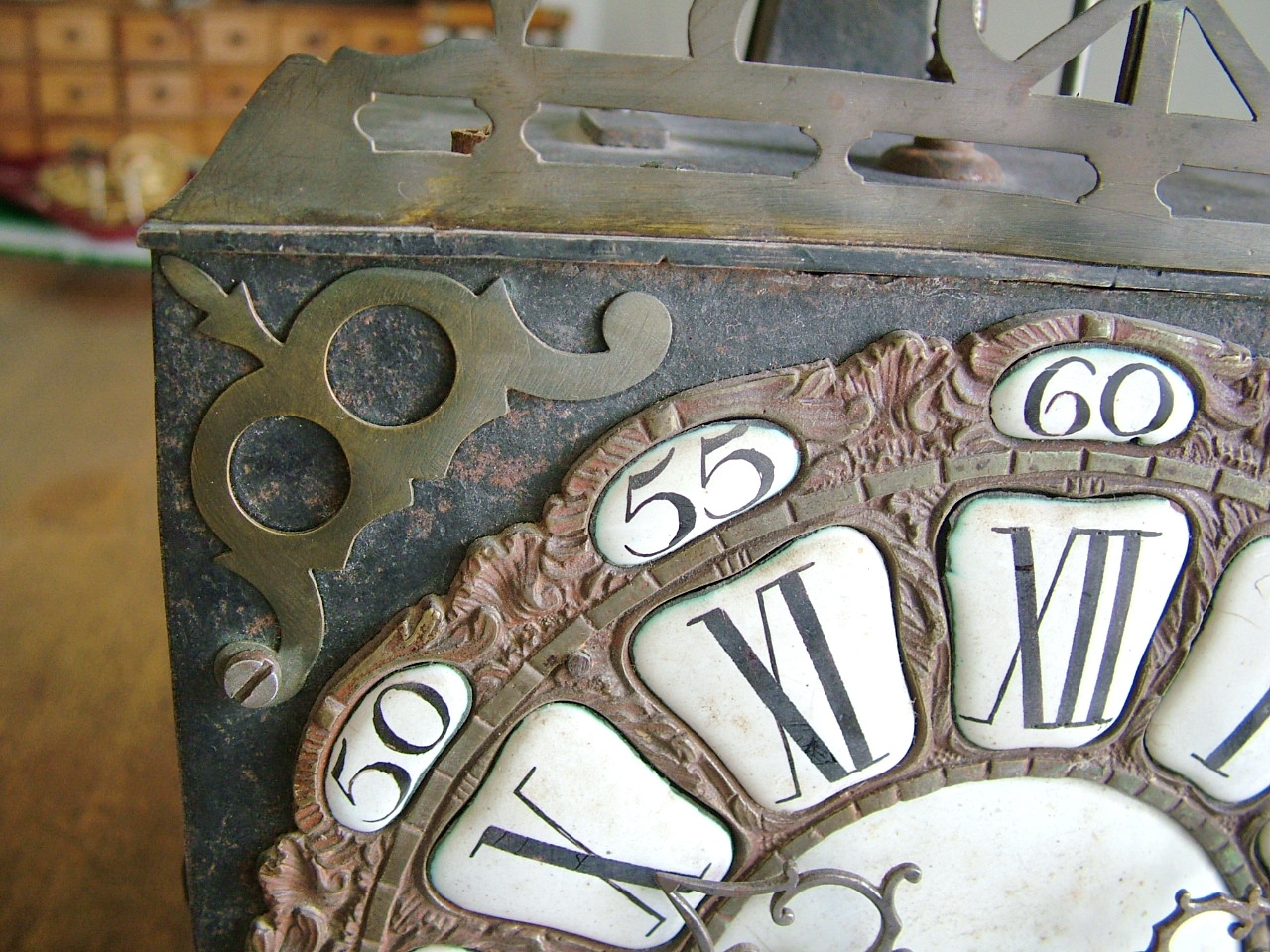 Detail i: Seltene frühe Comtoise, Frankreich, um 1740/50, Front verziertes Gusszifferblatt mit 25 Emailkartuschen (Ziffer II. partiell aussgebessert), ...