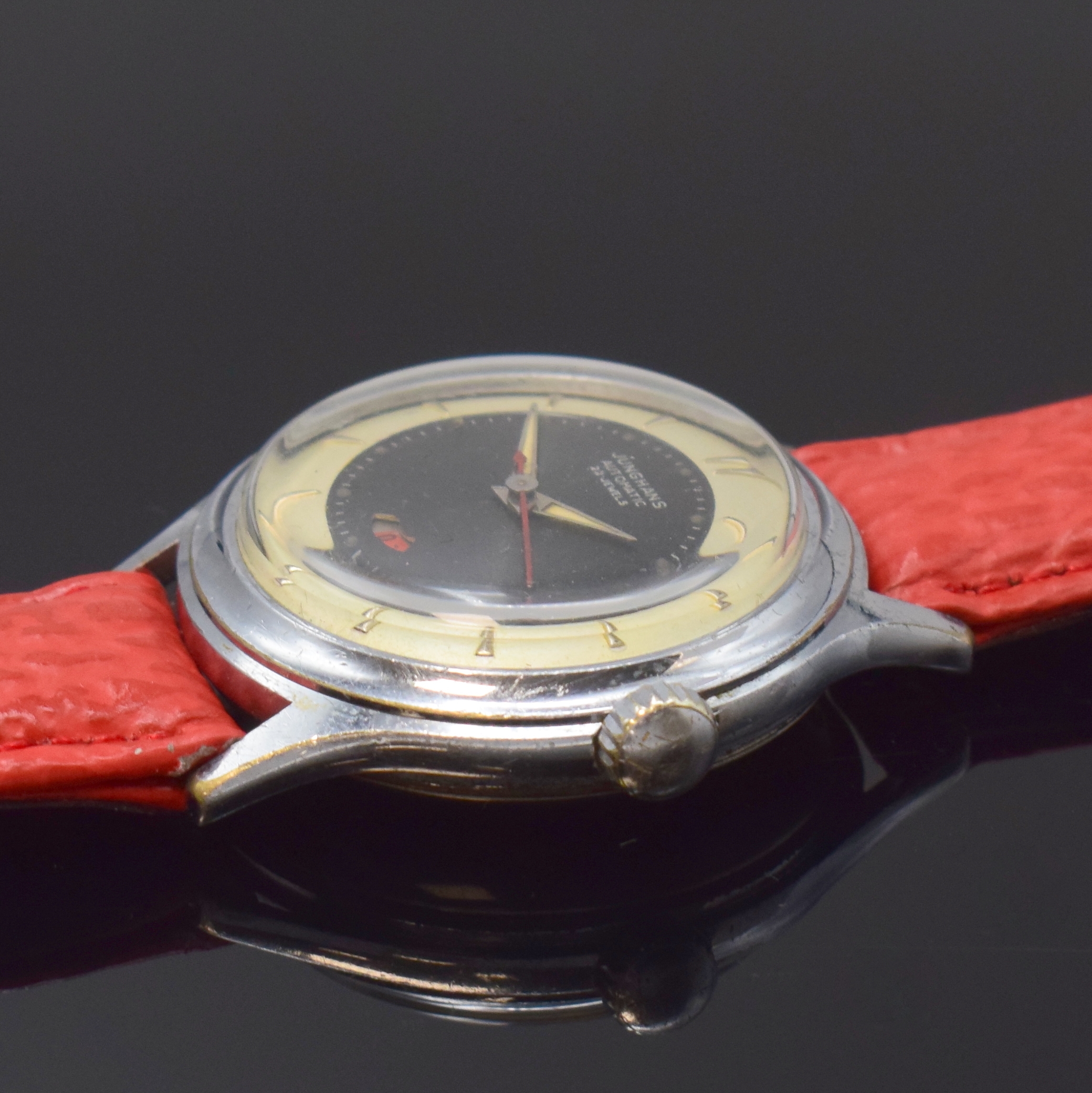 Detail b: JUNGHANS Automatik Armbanduhr mit Gangreserveanzeige Kaliber 80/12, Deutschland um 1952, 2-tlg. verchr. Geh. m. verschr. Stahlboden, schwarzes ...