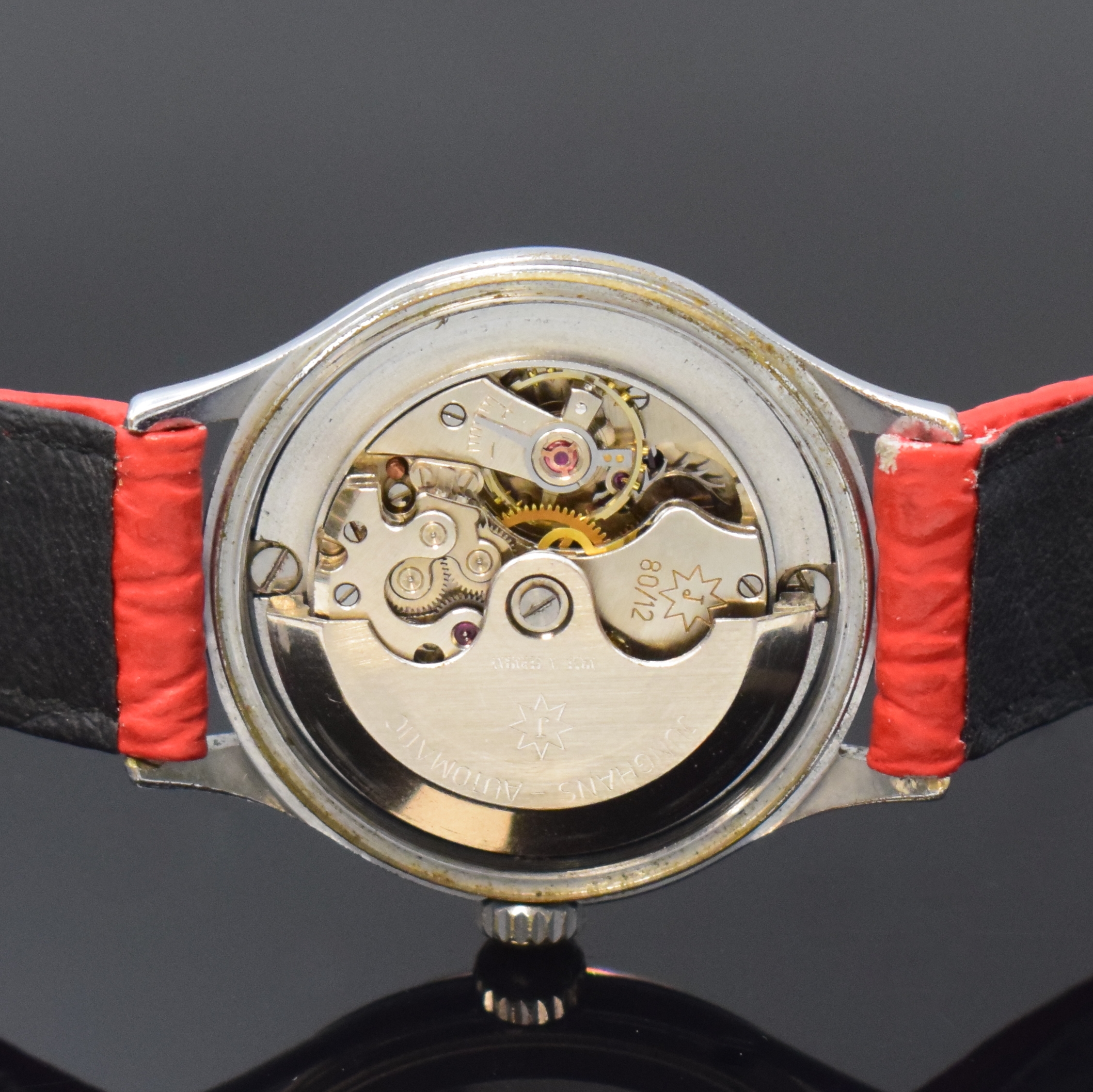Detail e: JUNGHANS Automatik Armbanduhr mit Gangreserveanzeige Kaliber 80/12, Deutschland um 1952, 2-tlg. verchr. Geh. m. verschr. Stahlboden, schwarzes ...