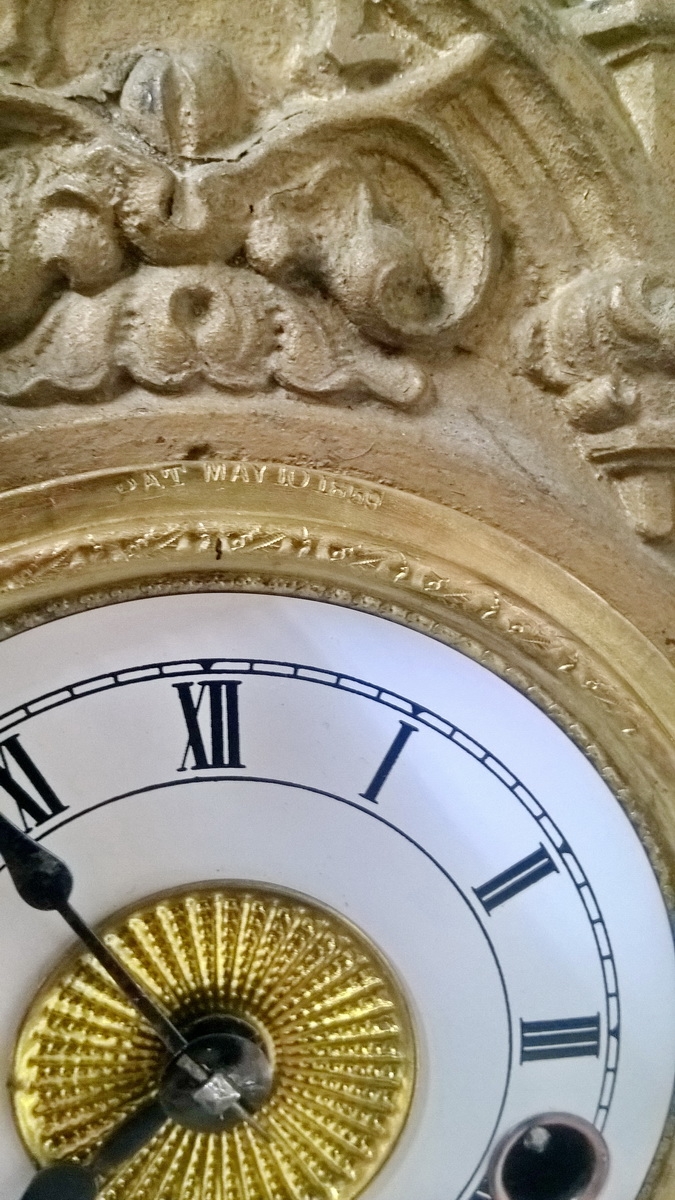 Detail a: Tischuhr, New York, um 1910, verzierte gegossene Front annähernd im Stil des Hotel Ansonia Broadway Street, Holzkörper hinten, gemarkt: Pat. May 10 ...