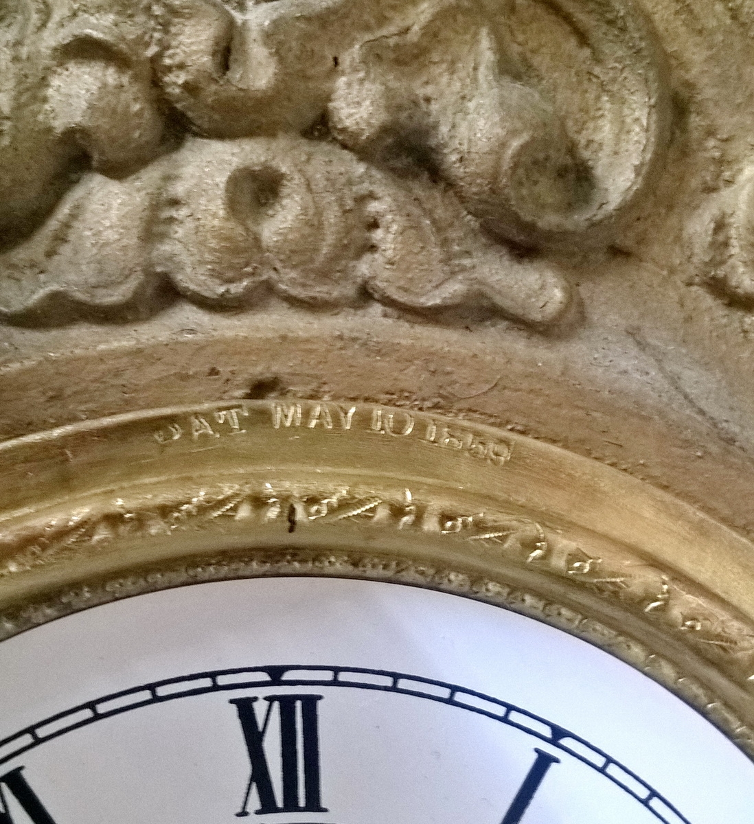 Detail b: Tischuhr, New York, um 1910, verzierte gegossene Front annähernd im Stil des Hotel Ansonia Broadway Street, Holzkörper hinten, gemarkt: Pat. May 10 ...