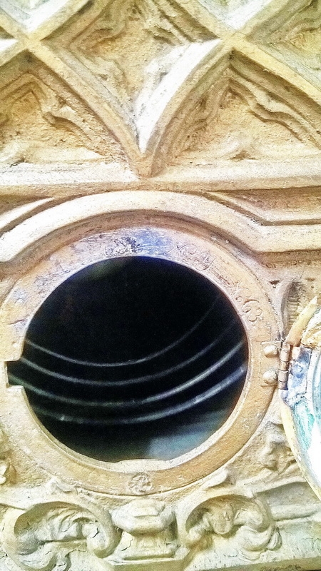 Detail c: Tischuhr, New York, um 1910, verzierte gegossene Front annähernd im Stil des Hotel Ansonia Broadway Street, Holzkörper hinten, gemarkt: Pat. May 10 ...