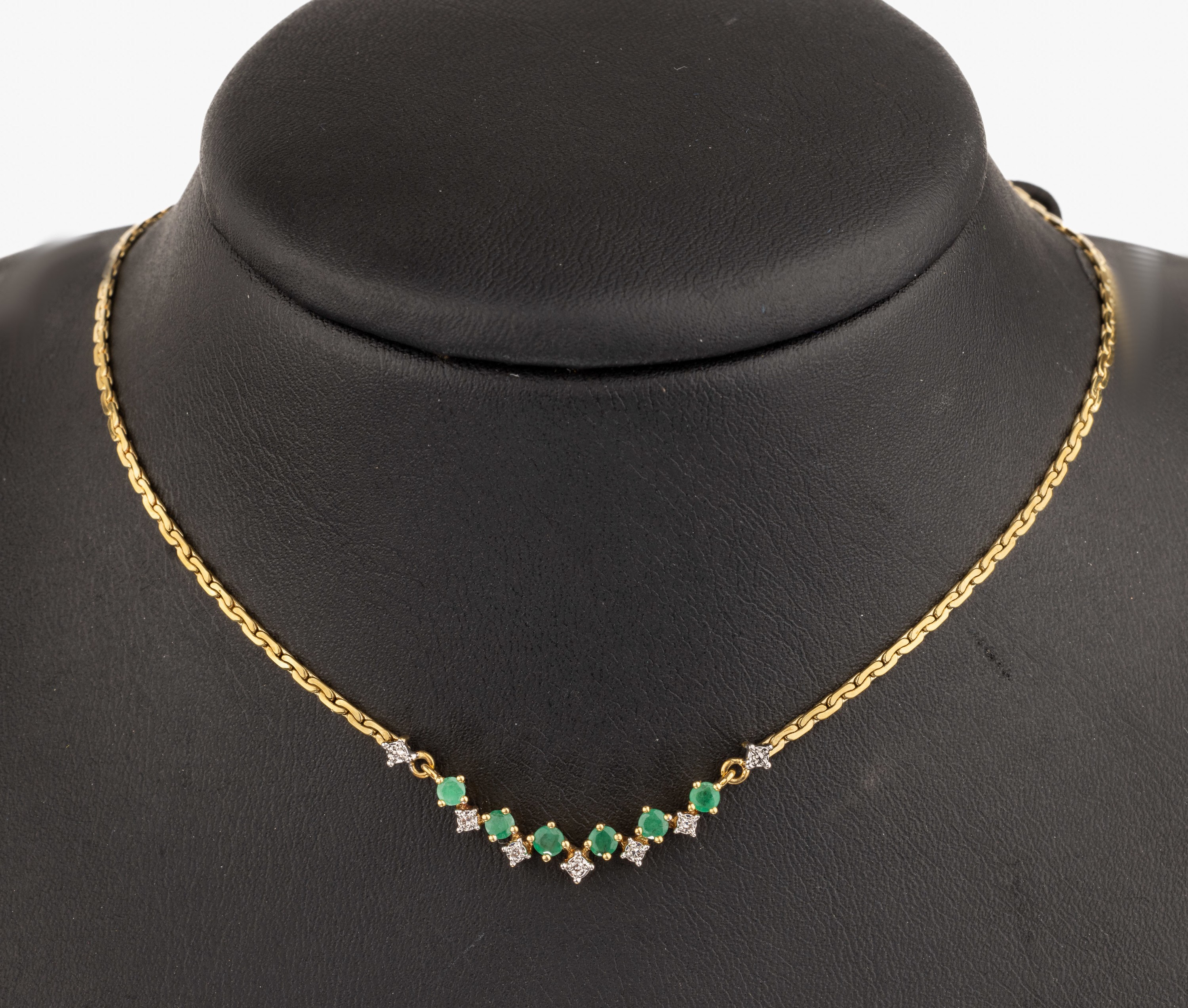 14 kt Gold Smaragd-Diamant Collier, GG 585/000, in WG gefasst 5 8/8-Diam. zus. ca. 0.03 ct Weiß/si-p 1, 6 rundfacett. Smaragde zus. ca. 0.28 ct, ...