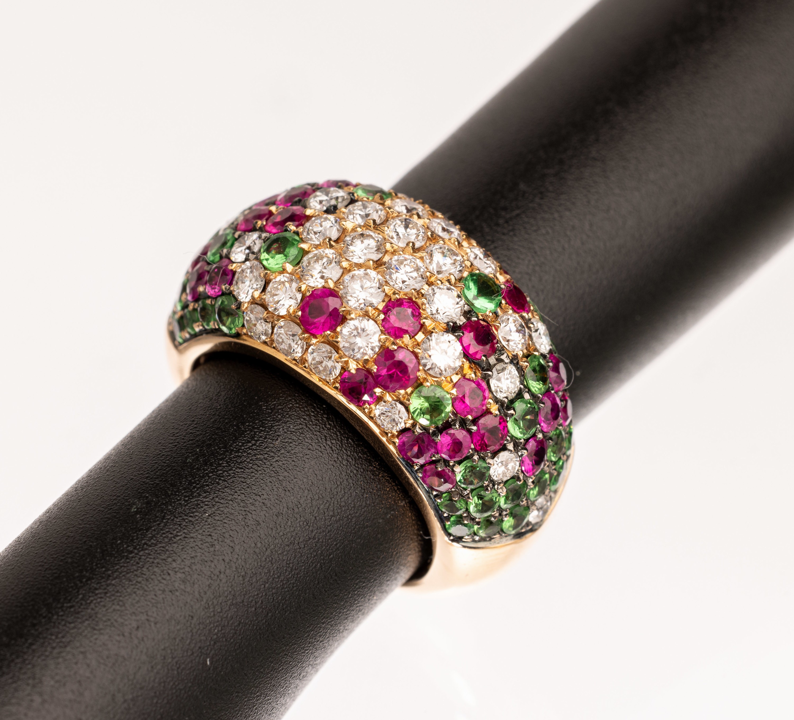18 kt Gold Farbstein Brillant Ring, Rose G 750/000, 32 Brillanten zus. ca. 1.64 ct feines Weiß/si, 27 rundfacett. Rubine zus. ca. 1.35 ct, 41 ...