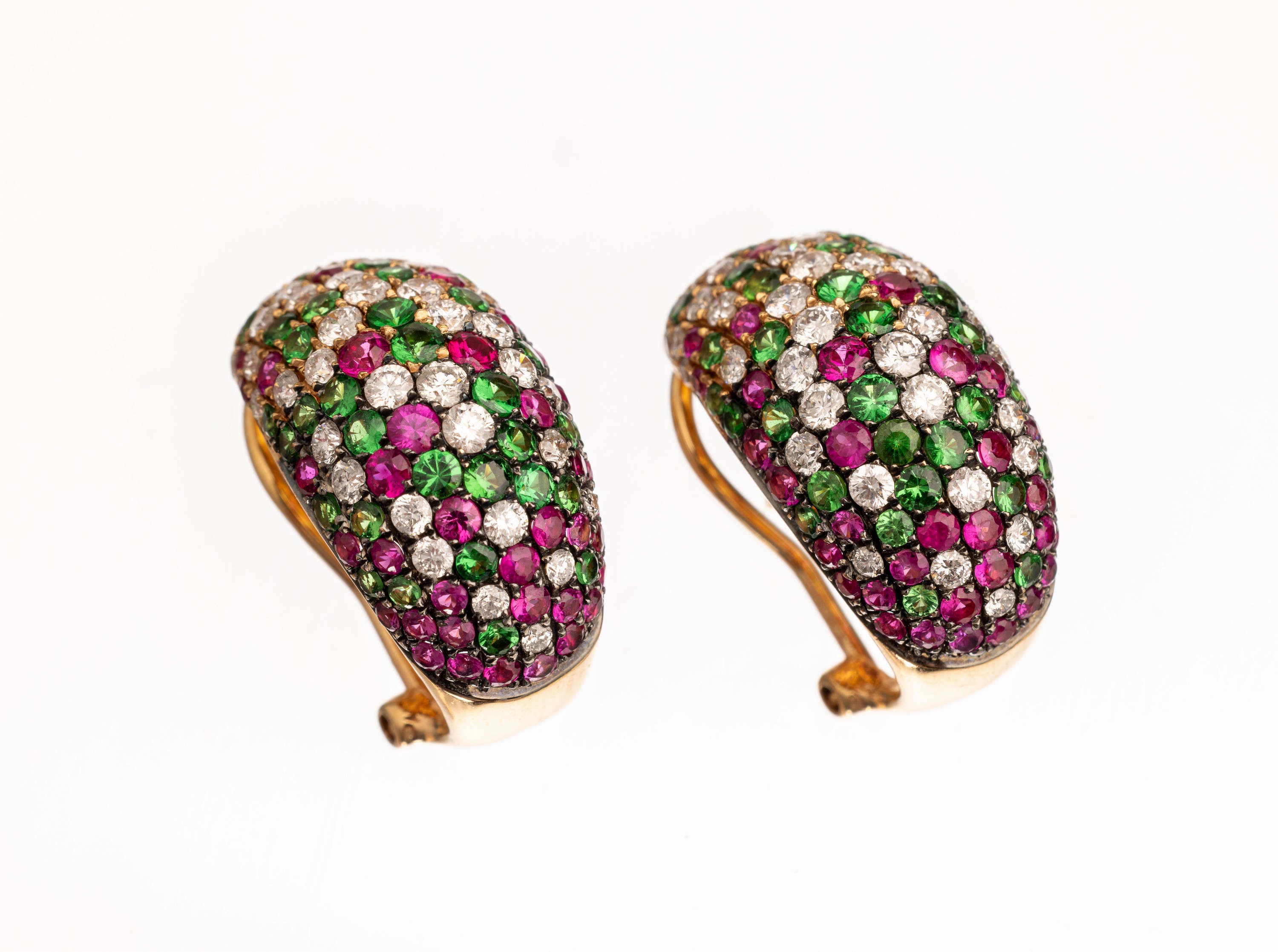 Paar 18 kt Gold Farbstein Brillant Ohrstecker, Rose G 750/000, 82 Brillanten zus. ca. 2.80ct feines Weiß/si, 78 rundfacett. Rubine zus. ca. 2.70 ct, ...