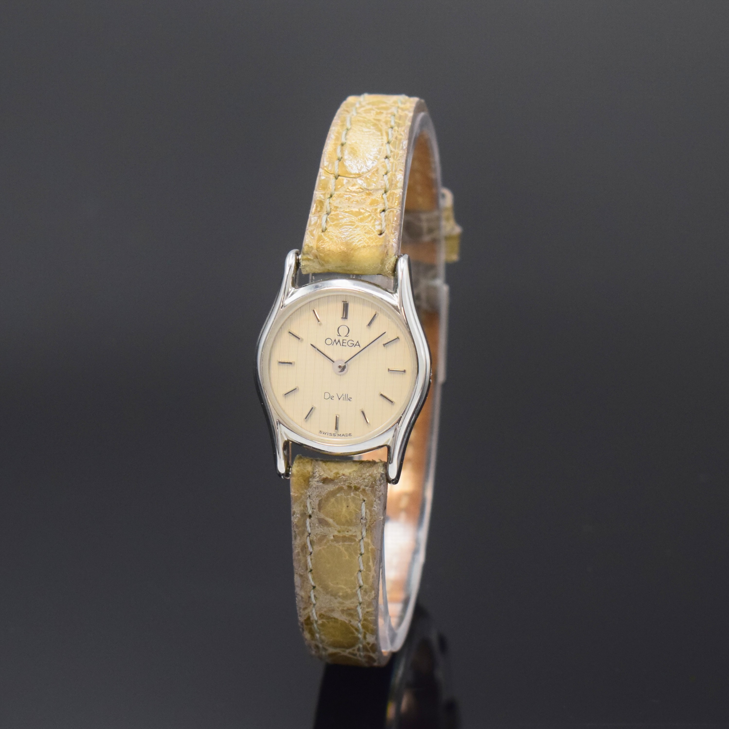 OMEGA De Ville kleine nahezu neuwertige Damenarmbanduhr in Stahl Referenz 591 0160, Schweiz um 1990, quartz, 2-tlg. Geh. m. Saphirglas, Boden ...