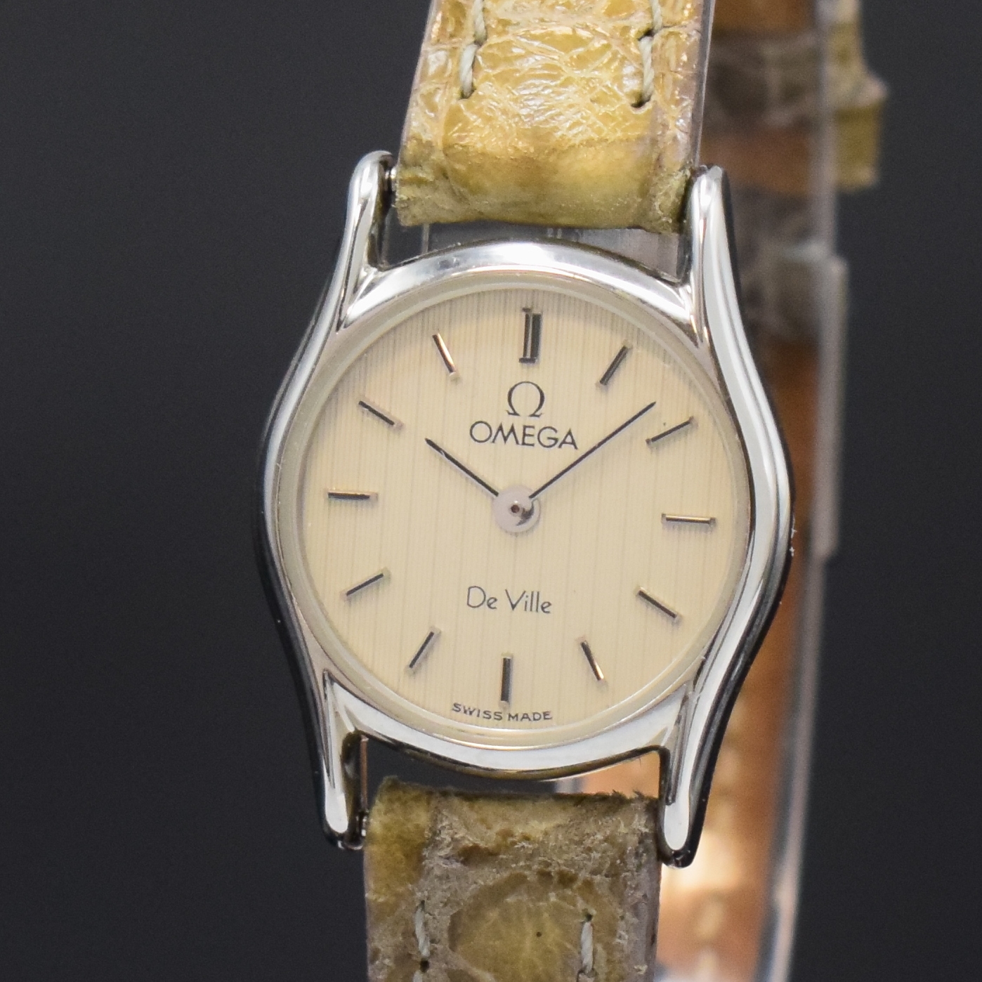Detail a: OMEGA De Ville kleine nahezu neuwertige Damenarmbanduhr in Stahl Referenz 591 0160, Schweiz um 1990, quartz, 2-tlg. Geh. m. Saphirglas, Boden ...