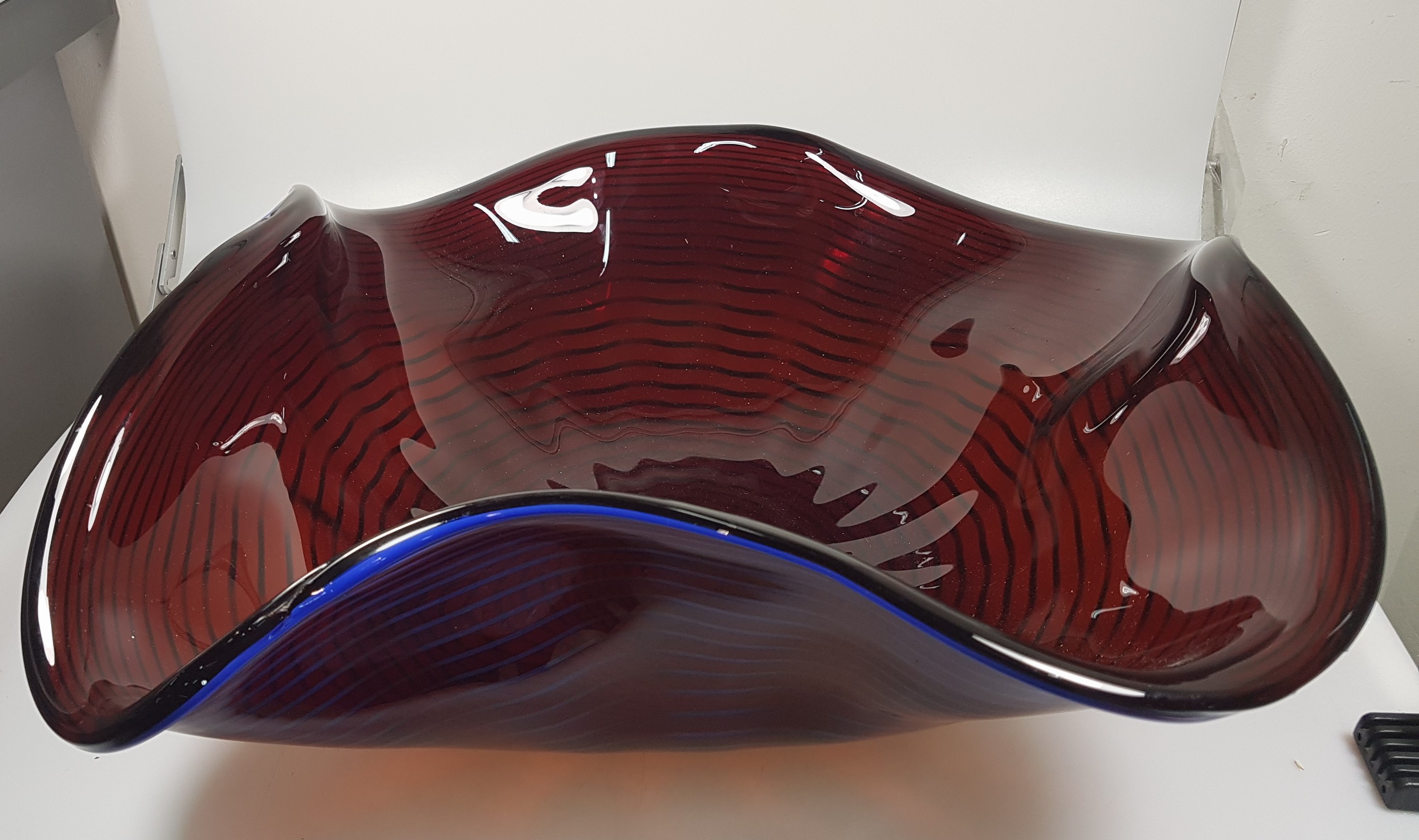 Detail a: Große Schale, Alberto Dona Murano, weinrotes Glas mit blauer eingekämmter Spirale, mehrfach gebogt, am Boden sign., H. ca. 17cm, D. ca. 50cm
