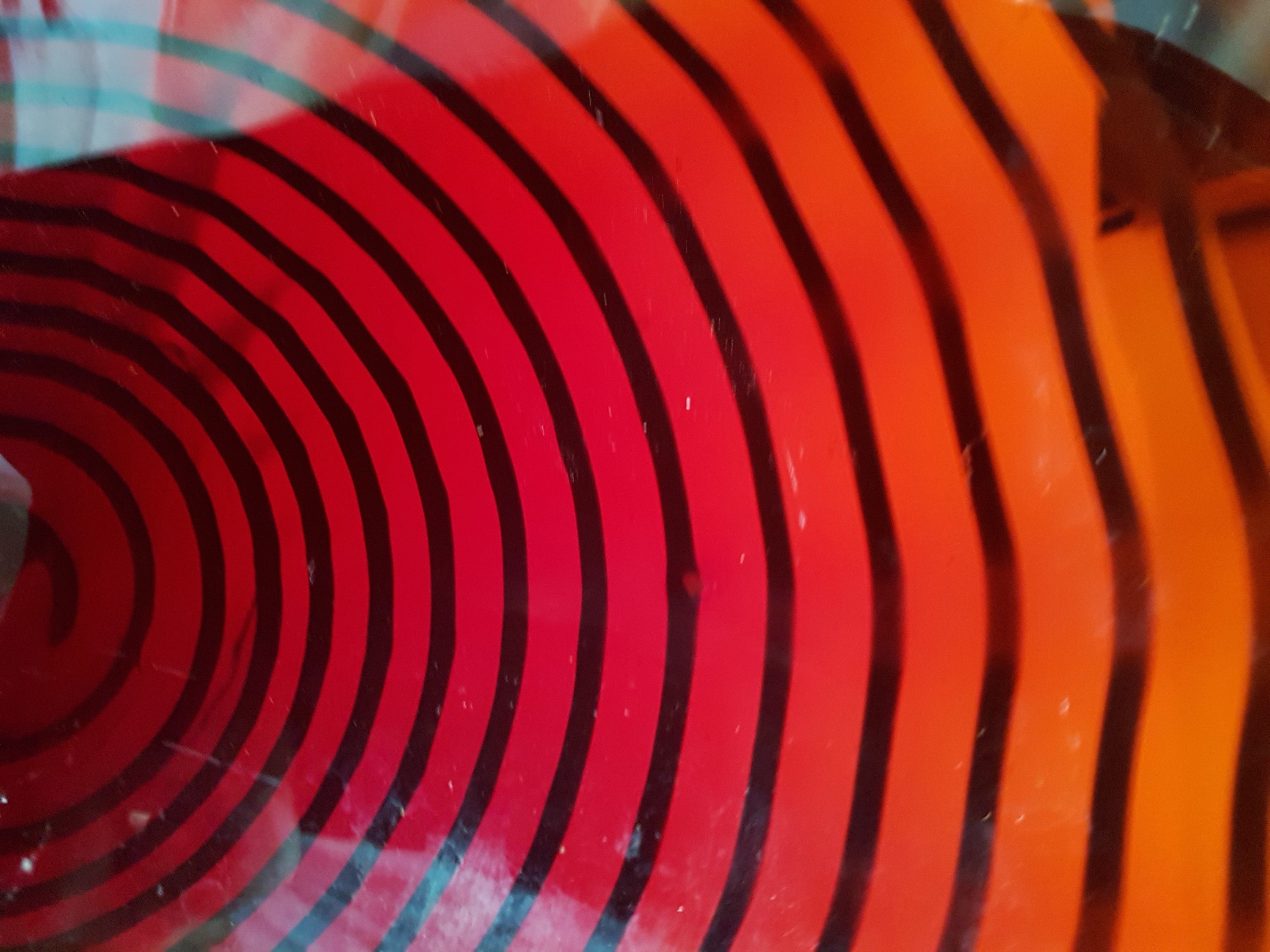 Detail d: Große Schale, Alberto Dona Murano, weinrotes Glas mit blauer eingekämmter Spirale, mehrfach gebogt, am Boden sign., H. ca. 17cm, D. ca. 50cm