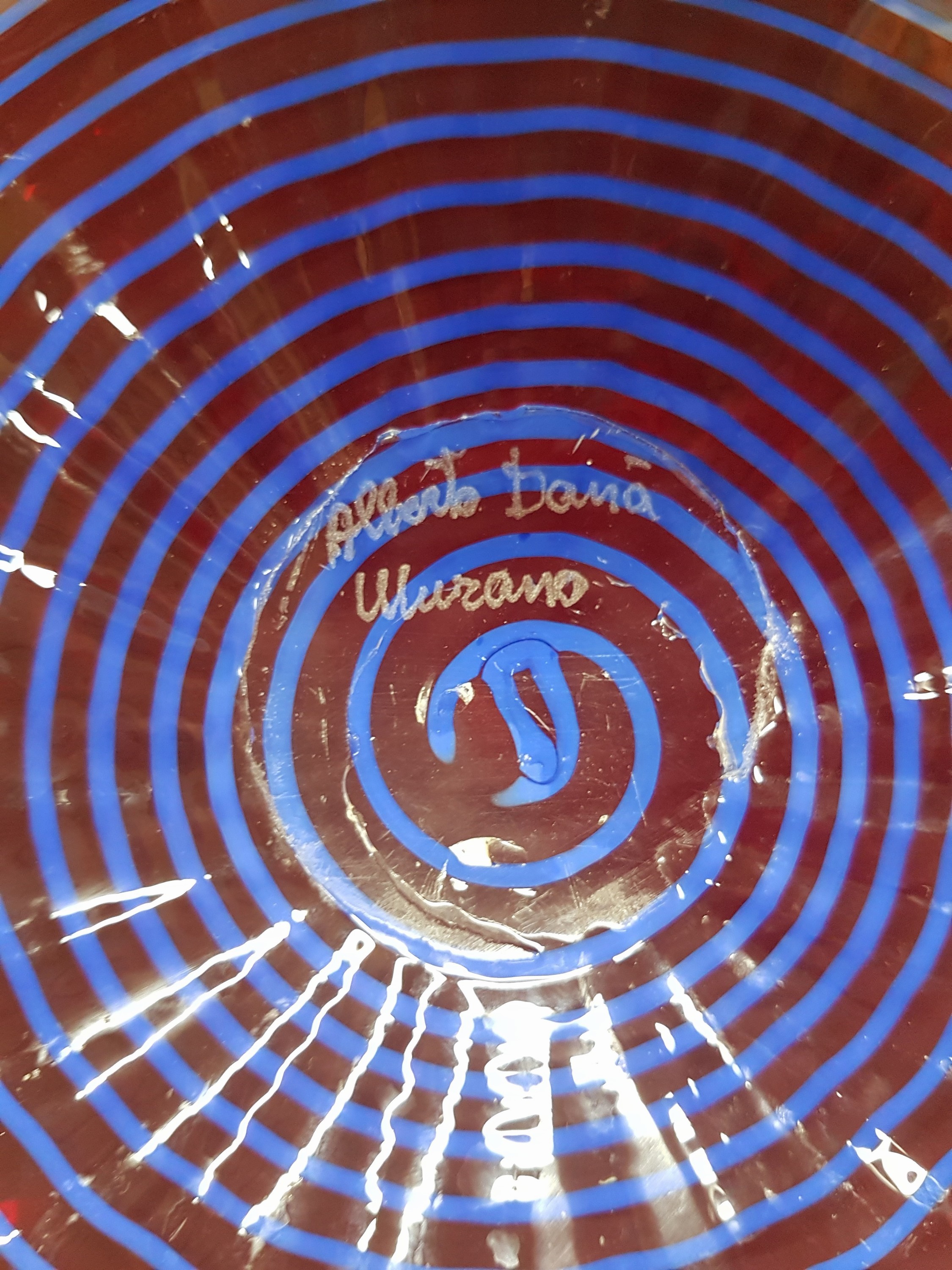 Detail f: Große Schale, Alberto Dona Murano, weinrotes Glas mit blauer eingekämmter Spirale, mehrfach gebogt, am Boden sign., H. ca. 17cm, D. ca. 50cm
